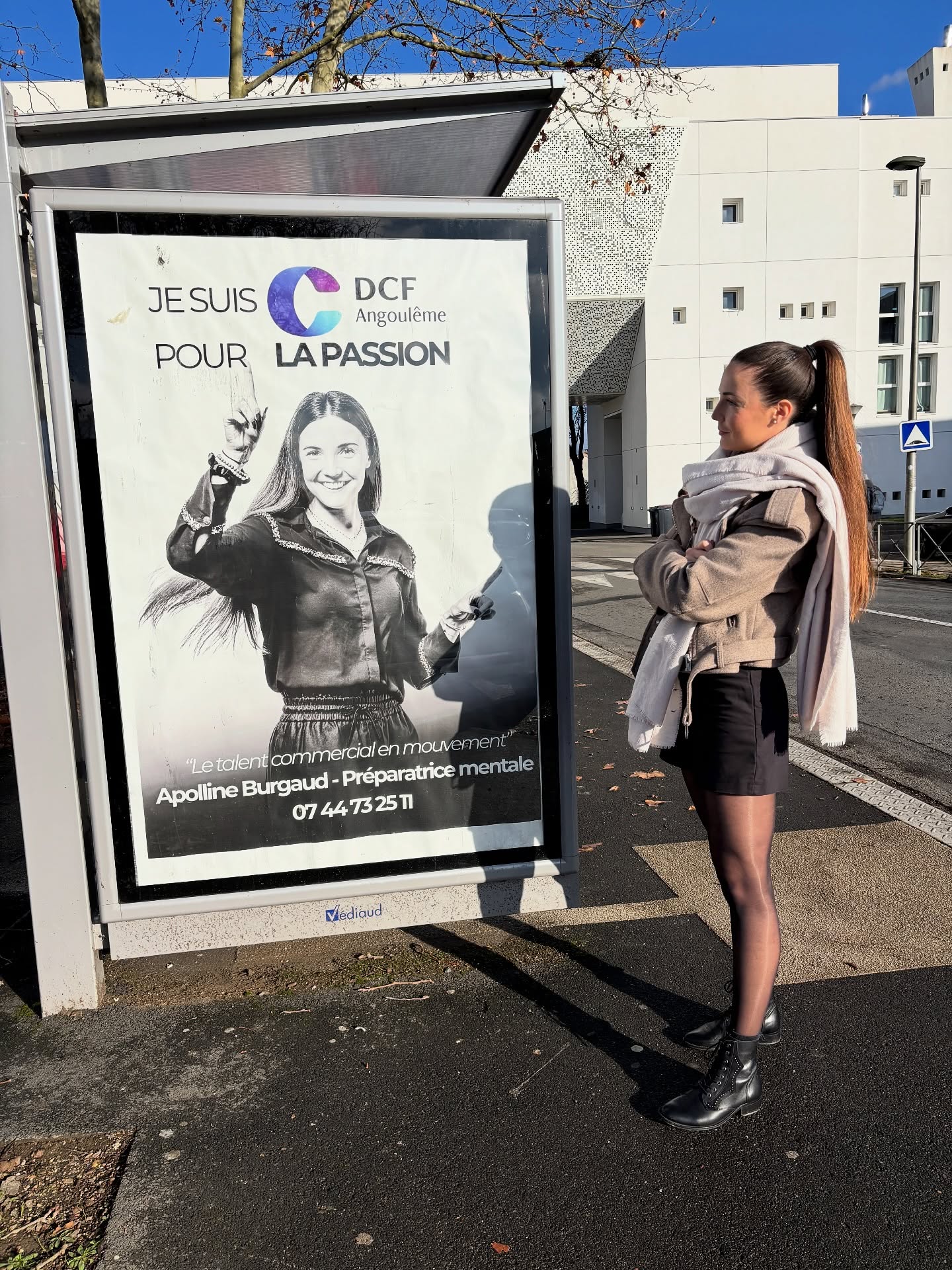 Je te jure, moi non plus je ne l’avais pas vu venir😅
Mais si je suis là, ce n’est pas un hasard.
C’est grâce au réseau @dcf_angouleme, un réseau qui porte exactement ce que je défends tous les jours :
la passion, la bienveillance, l’humain qui bouge, qui ose, qui se transforme.
Et ça, c’est tout ce que j’aime.
C’est tout ce que j’accompagne ✨
C’est aussi ce que je porte dans mon rôle de vice-présidente du DCF Angoulême.
Parce que la vérité, c’est que rien ne change dans ta vie si toi, tu ne changes pas en premier.
L’état d’esprit, c’est pas un don… C’est un travail.
Une remise en question. Une décision d’arrêter de répéter les mêmes schémas.
Et que tu sois sportif ou entrepreneur, c’est pareil :
👉 tu veux performer différemment ? Tu dois penser différemment.
Ce panneau, pour moi, c’est ça :
Un clin d’œil à ceux qui osent sortir de leur zone de confort et un rappel que tu peux toi aussi faire bouger ton histoire.
Un grand merci à @yanniscardona - Védiaud qui met en lumière les membres du réseau ✨
Si tu veux comprendre ce que la préparation mentale peut changer pour toi, écris-moi.
Spoiler : elle transforme toujours quelque chose.
& rejoignez le réseau DCF pour vivre une belle aventure ! ✨