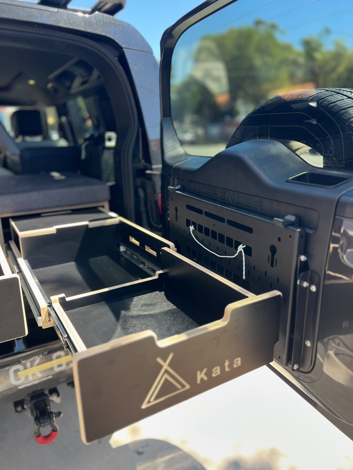 Land Rover Defender 5 Seater β
Custom Slim Camperbox 900
Split bed
Access to Top Load 45l @dometic
Access to @ontap.products
#kataDefender #landroverdefender110