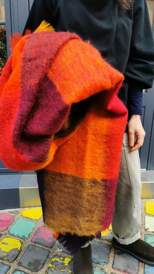 Le grand froid arrive cette semaine, quoi de mieux que de s'envelopper dans un grand plaid en mohair ?
🧡Impossible de résister à leur douceur enveloppante, leurs couleurs vibrantes, une texture nuageuse, et cette chaleur incomparable !
🧡À enrouler autour de soi lors des soirées fraîches, à déposer sur un fauteuil ou à offrir… ces plaids @le_mohair_de_saint_joseph sont de véritables étreintes moelleuses.
🧡Fabriqués avec soin, lumineux comme un coucher de soleil, ils réchauffent aussi bien le corps que l’humeur.
.
.
À découvrir en exposition temporaire dans notre boutique @leclosgallice pour cette nouvelle saison
20 rue de la Juiverie Epernay
Mar au Sam 10h30-19h Dim 9h30-12h30
.
.
.
.
.
.
#leclosgallice #epernay #marne #artisanat #laine #mohair #plaid #wool #mohairlovers #DécorationIntérieure #Cocooning #slowlifestyle #HomeDecor #CouleursDAutomne #CosyVibes #TextileArt #chaleuretdouceur #LifestyleFrançais #BoutiqueFrançaise #inspirationmaison #TendancesDéco #ConfortAbsolu #PlaidAddict