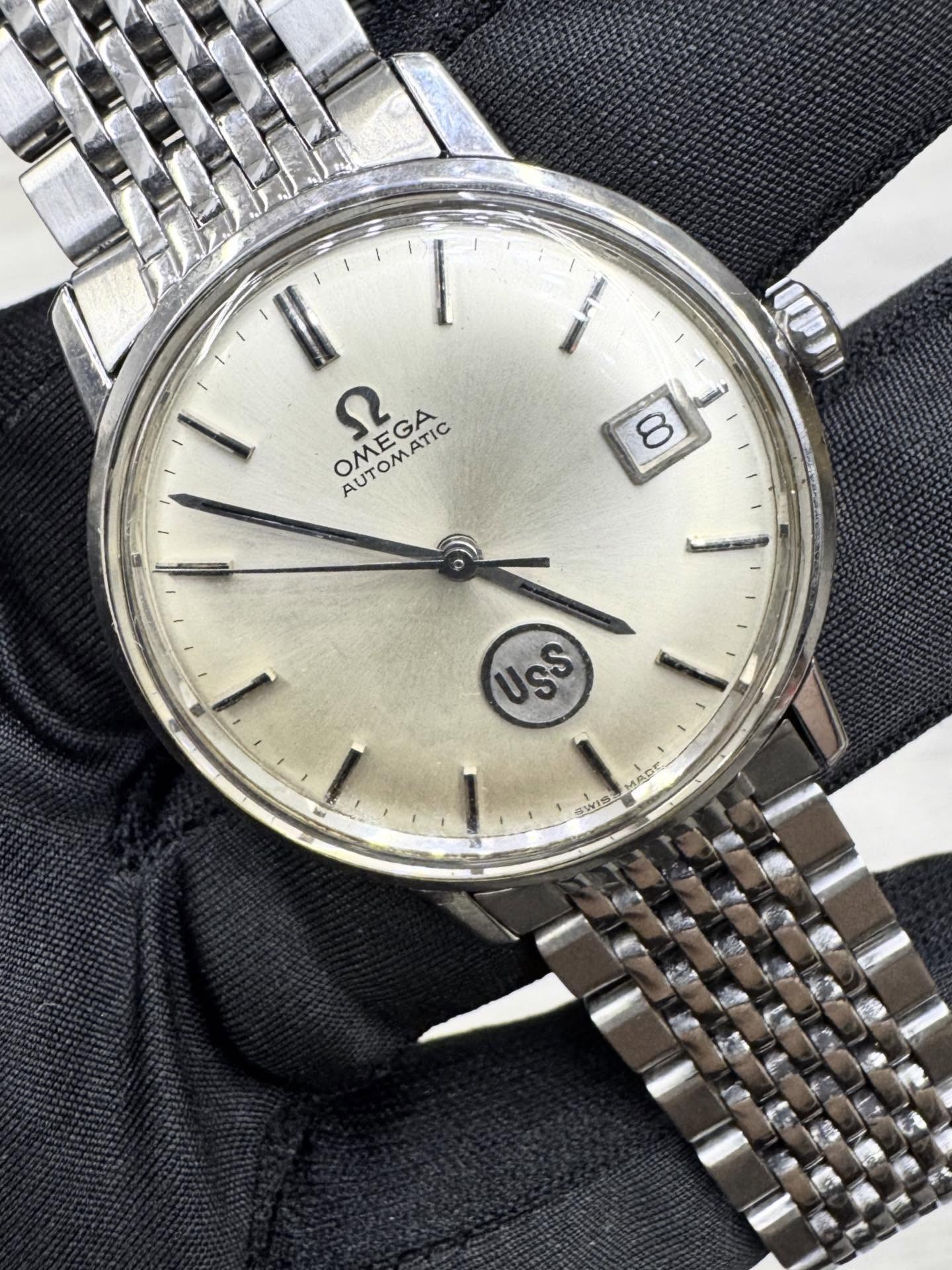 Check out this incredible piece — a 1970 Omega Automatic, specially issued by United States Steel as a 40-year service award. Featuring a classic silver dial, with the original custom “USS” logo medallion at 6 o’clock. A true collector’s item that celebrates dedication, precision, and timeless style.