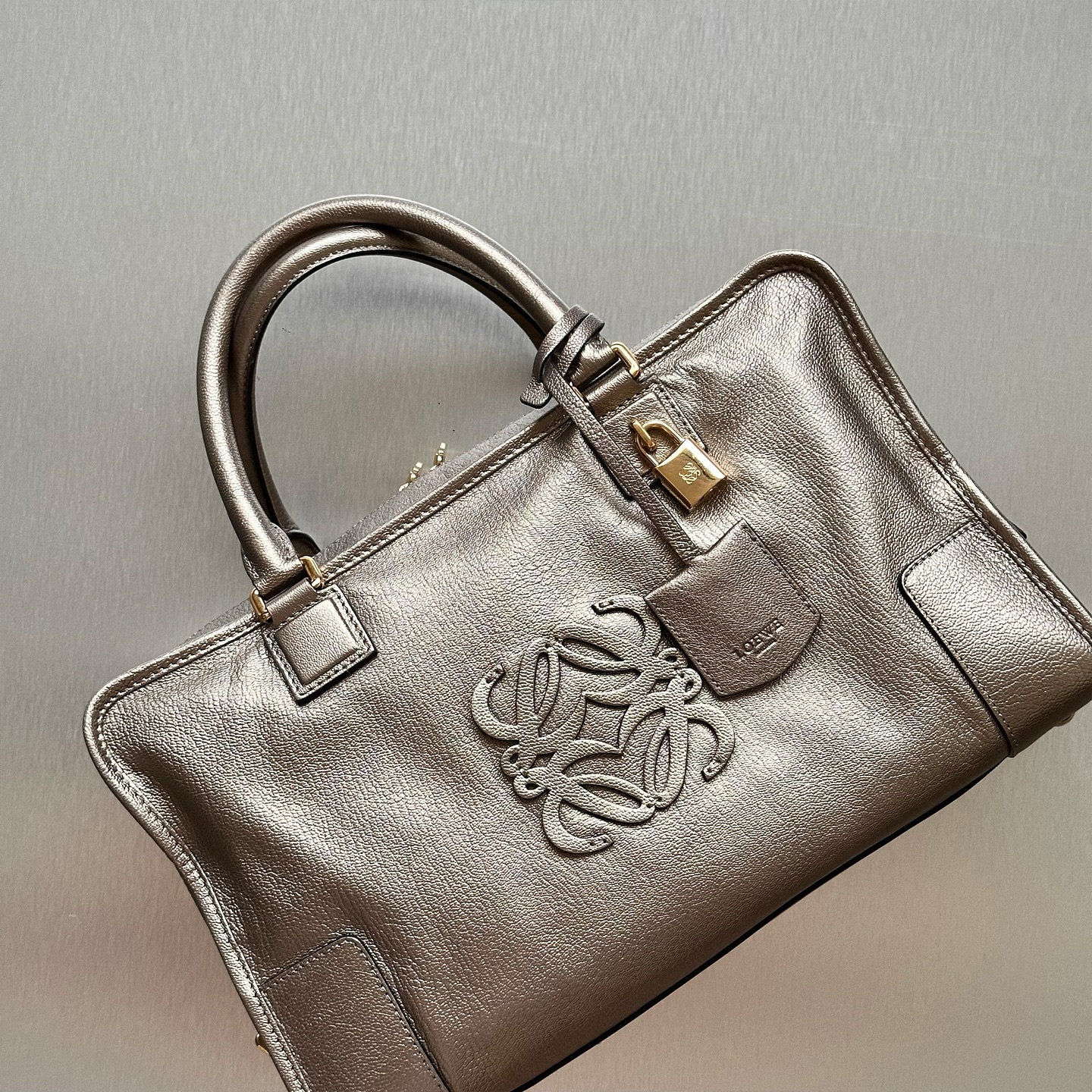 Shine with subtle sophistication ⨠The Loewe Amazona 36 in Bronze blends heritage design with modern allure â a statement of effortless luxury.
For more information, please refer to the website link provided in the bio.
Listing no: UK 3120
Opuluxe.sg is not affiliated to the brands featured. We are an independent consignment platform of authenticated luxury products. All trademarks and copyrights remain sole property of the brands.
