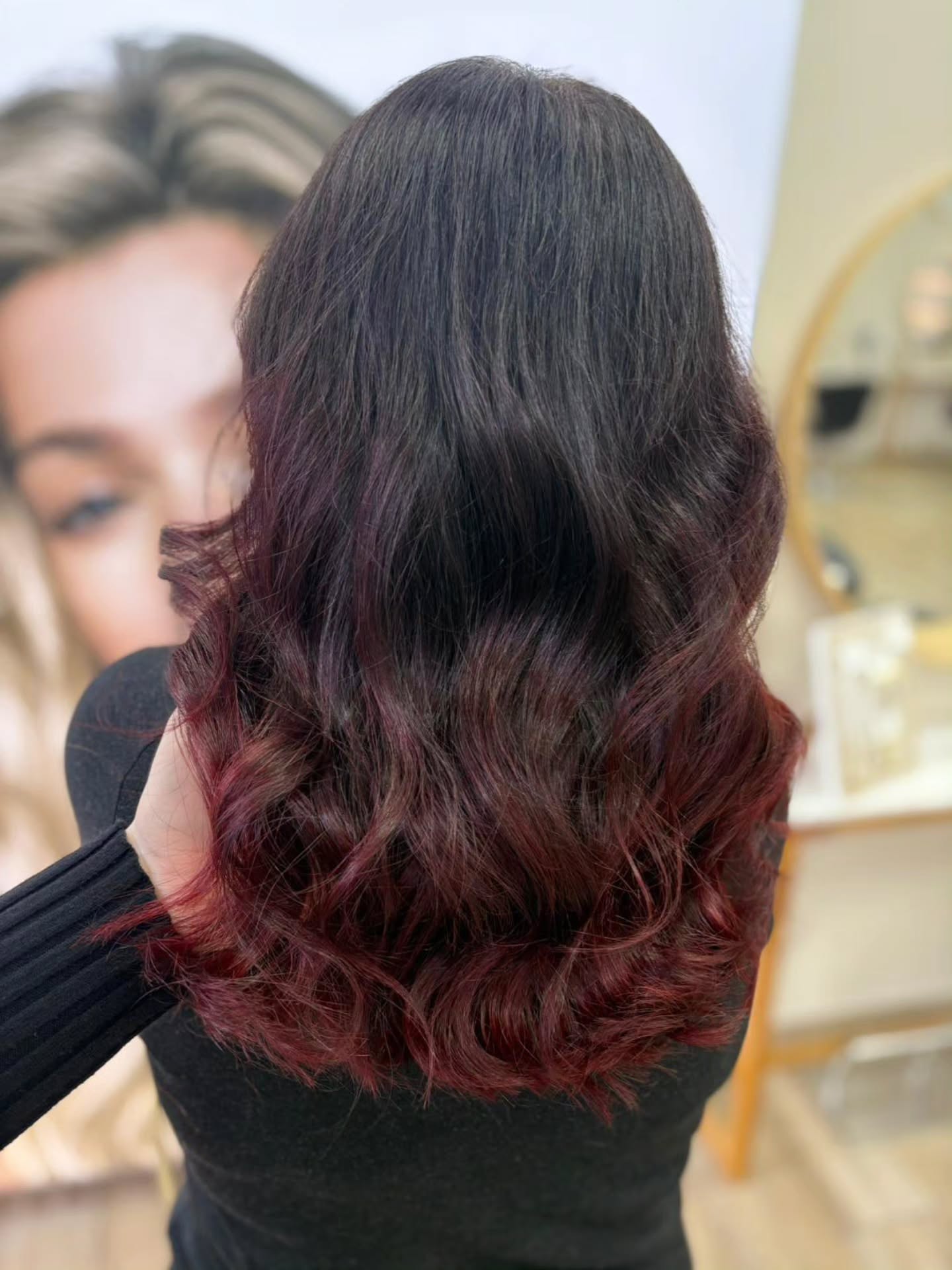 ✨ Dégradé rouge profond & ondulations glossy ✨
Un balayage subtil sur base foncée avec des reflets bordeaux intenses pour apporter du relief et de la lumière.
Le résultat : une couleur riche, vibrante, et un mouvement tout en douceur grâce aux ondulations.
❤️ Envie d’un effet lumineux sans éclaircir toute la chevelure ?
Nos techniques personnalisées s’adaptent à vos envies… et à votre style !
📍 L’Esprit Coiffure – Noyelles-Godault
Réservation sur www.espritcoiffure.fr ✔️
