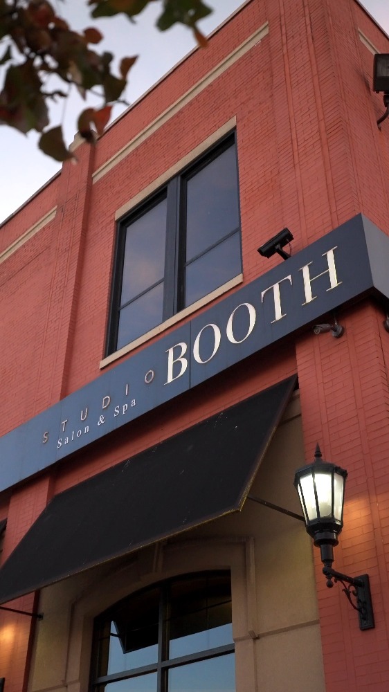 📸 Elevate Your Space. Elevate Your Brand.
At Evolve Imagery, part of what we do is take your everyday business environment and transform it into scroll-stopping content that tells your story.
This salon + spa video is the perfect example — showcasing the energy, atmosphere, and experience your clients feel the moment they walk in.
Your business already looks this good.
We just capture it.
—
Need cinematic content for your brand?
Let’s create something unforgettable. 🚀
#EvolveImagery #PittsburghContentCreator #SalonMarketing #SpaMarketing #BrandStorytelling #SmallBusinessMarketing #PittsburghBusiness #SocialMediaContent #ReelsThatConvert #ContentCreatorPA #CreativeAgencyPittsburgh