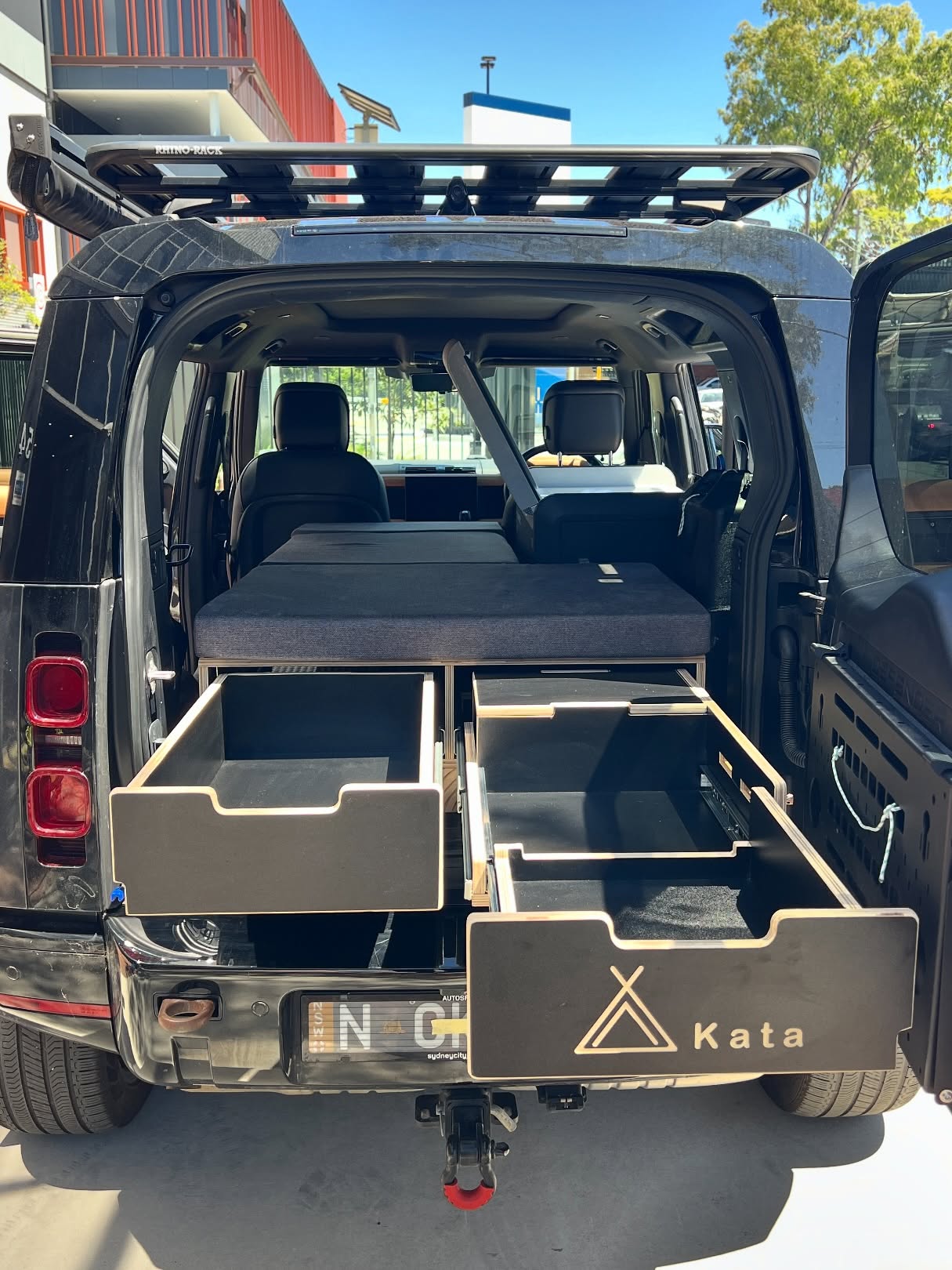 Land Rover Defender 5 Seater β
Custom Slim Camperbox 900
Split bed
Access to Top Load 45l @dometic
Access to @ontap.products
#kataDefender #landroverdefender110
