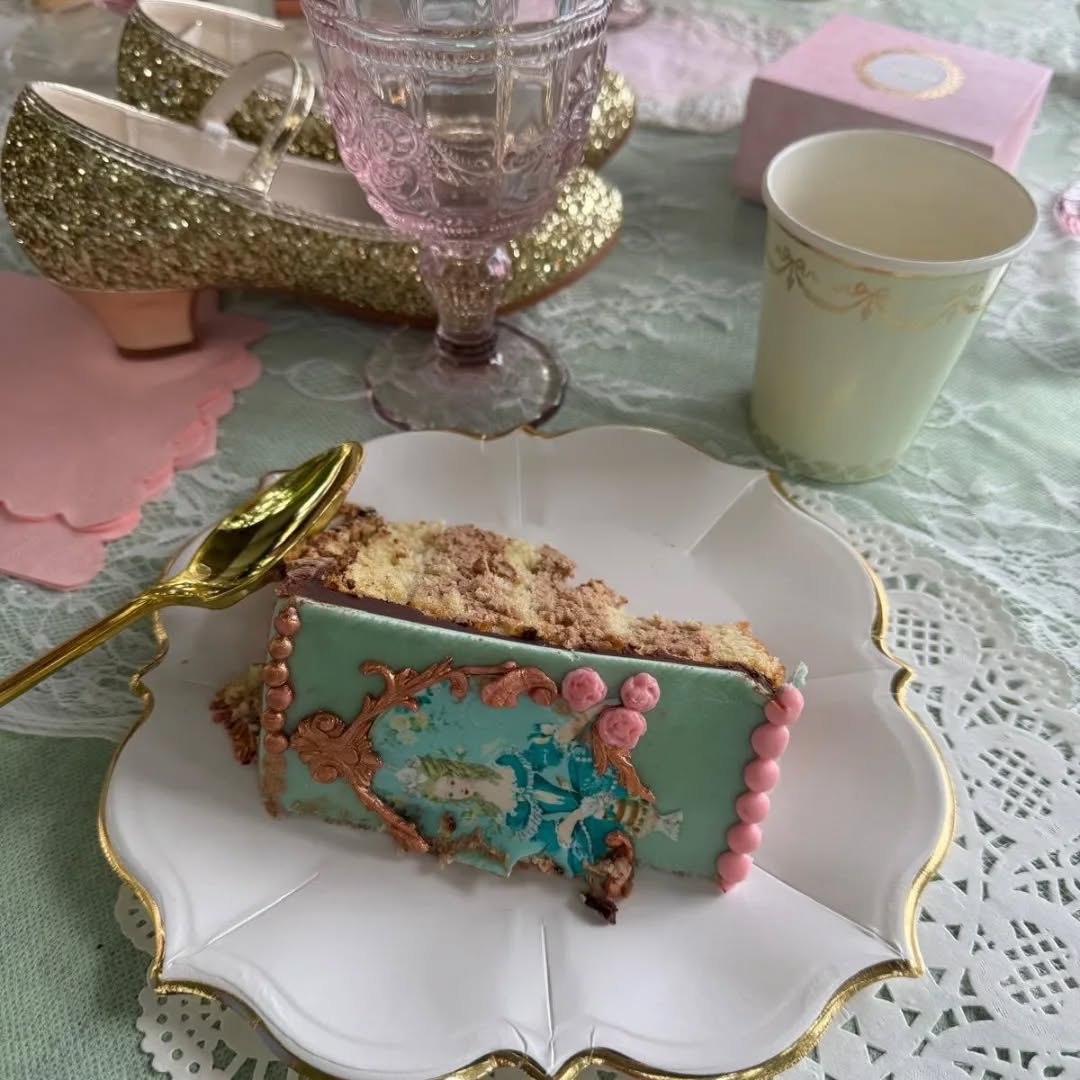Avec le froid qui s’installe, j’avais envie de partager avec vous l’une de mes créations de cet été : un gâteau deux étages sur le thème Marie-Antoinette, entièrement décoré à la main, avec de fines dorures et des détails délicats.
Même si la saison des buffets gourmands en extérieur est derrière nous, rassurez-vous : une part de gâteau au chocolat, garnie d’un caramel crémeux au beurre salé ou de noisettes caramélisées, reste un excellent remède contre le froid ❄️🍰
Mes créations sont disponibles à partir de 15 parts. Après tout, on peut toujours faire la fête… même bien au chaud à l’intérieur !
#CakeDesign #GateauArtisanal #MarieAntoinetteCake #GateauDeuxEtages #CakeArtist #GateauSurMesure #WeddingCakeFrance #Patissiere #CakeDesigner #GateauDeFete #CreationSucrée #CakeDesignFrance #gateauchocolat #Oullins #lyon #saintefoy