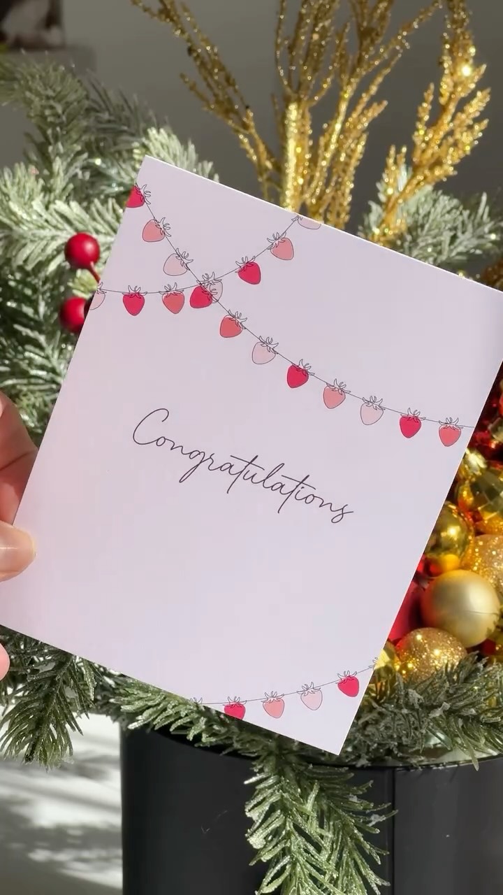 ✨ Two gifts in one:
a holiday arrangement + chocolate-covered strawberries 🍓🎄
⠀
A festive box that’s both beautiful and delicious —
for the one who deserves something truly special.
⠀
Perfect for:
🎁 New Year
💝 Christmas
🏠 Host gifts
👩❤️👨 Loved ones
⠀
Limited holiday edition — DM to order 🎀
Price: 250$