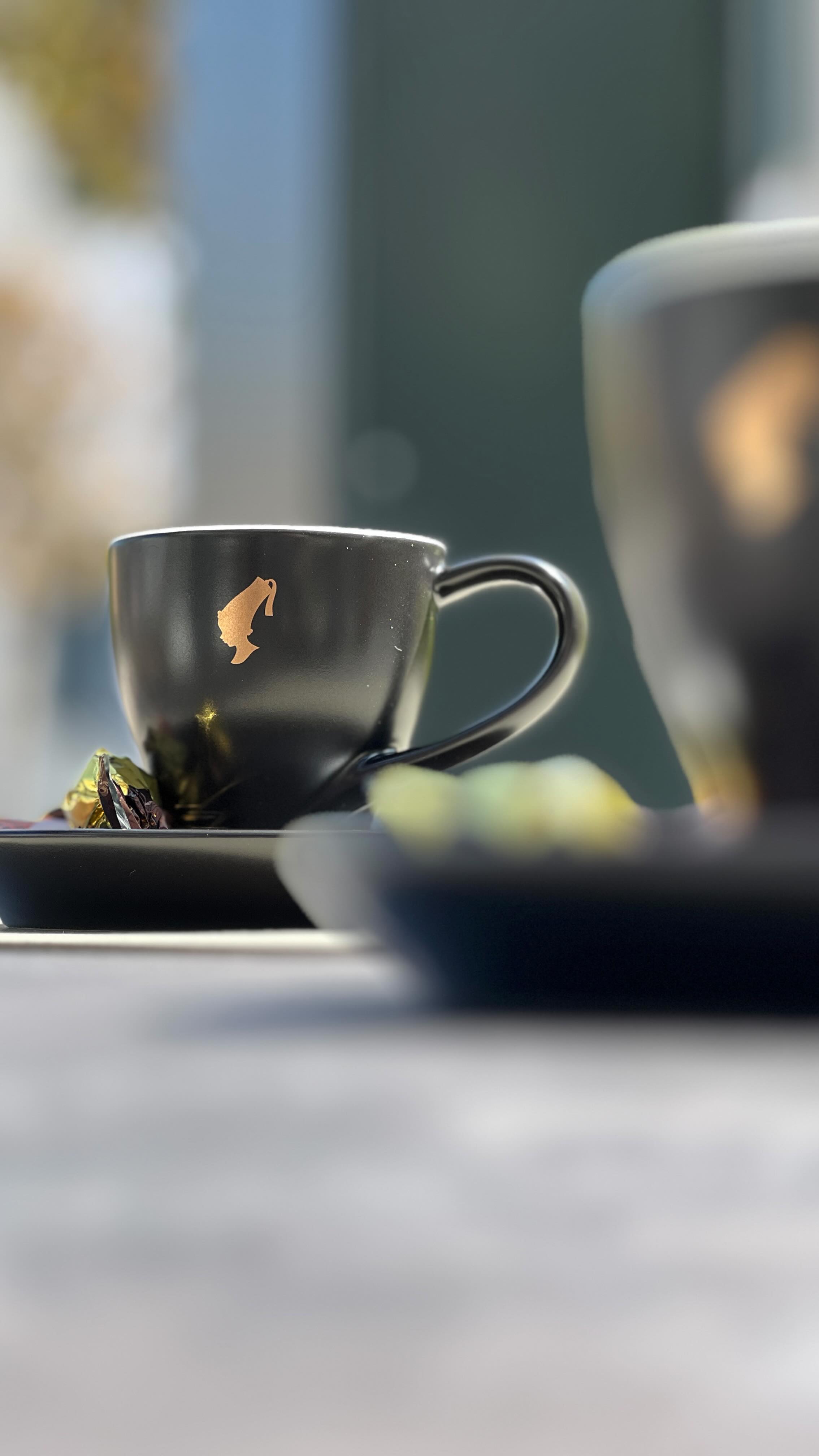 Du hast einen guten Geschmack, wir die richtigen Bohnen- Kaffee ist immer ein guter Plan.
☕️Wir sind dein Retter, wenn das Koffein dringend benötigt wird. Egal ob Espresso, Cappuccino oder Latte Macchiato- der Genuss kommt bei uns nie zu kurz.