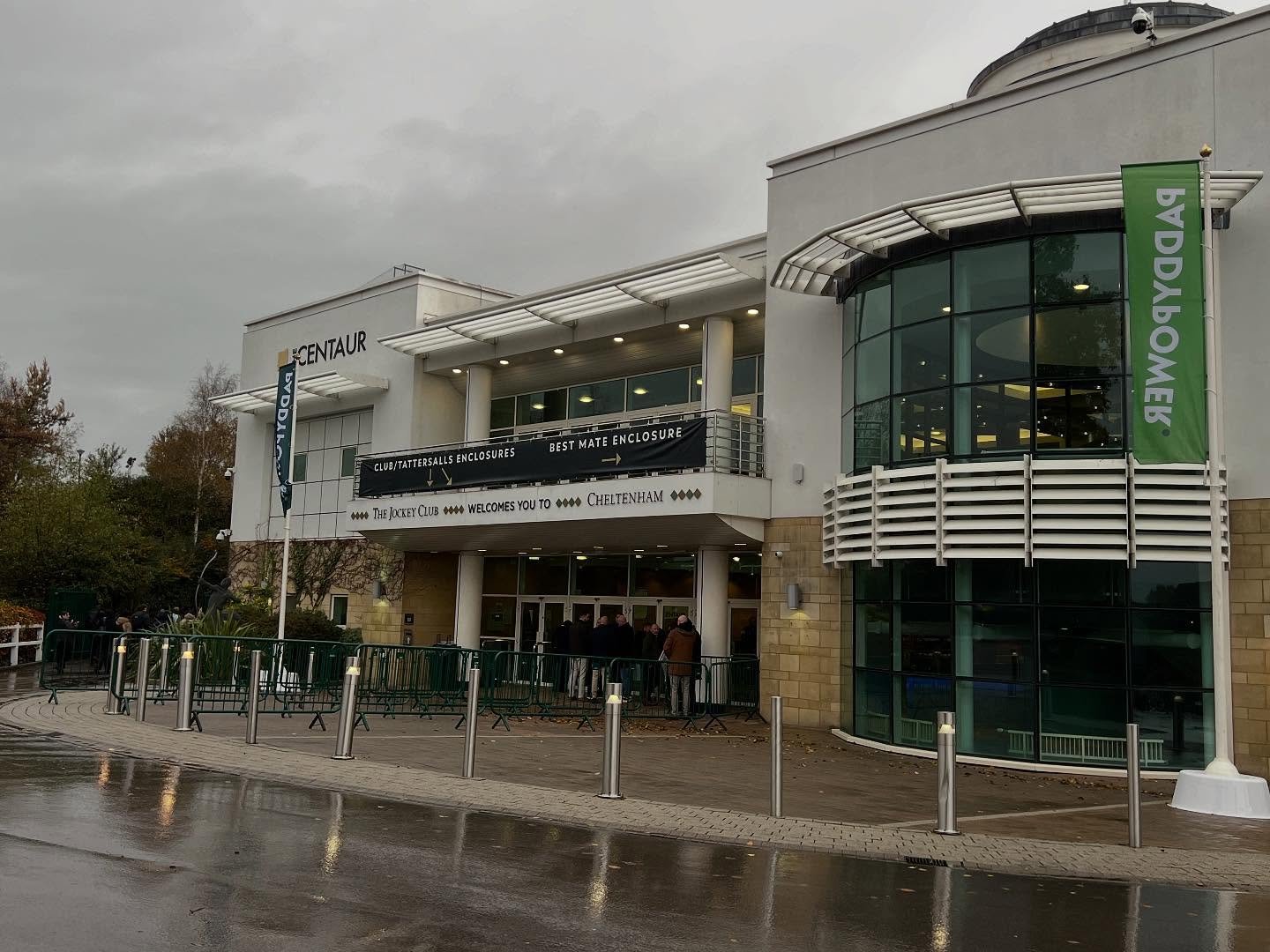 ๐CHELTENHAM RACECOURSE ๐
Last week we had the pleasure of supplying FOH staff for the first time to Cheltenham Racecourse for their November meeting!
The weather definitely didnโt hold us back and 2 of our fabulous bar team even won prizes for most sales! ๐ป