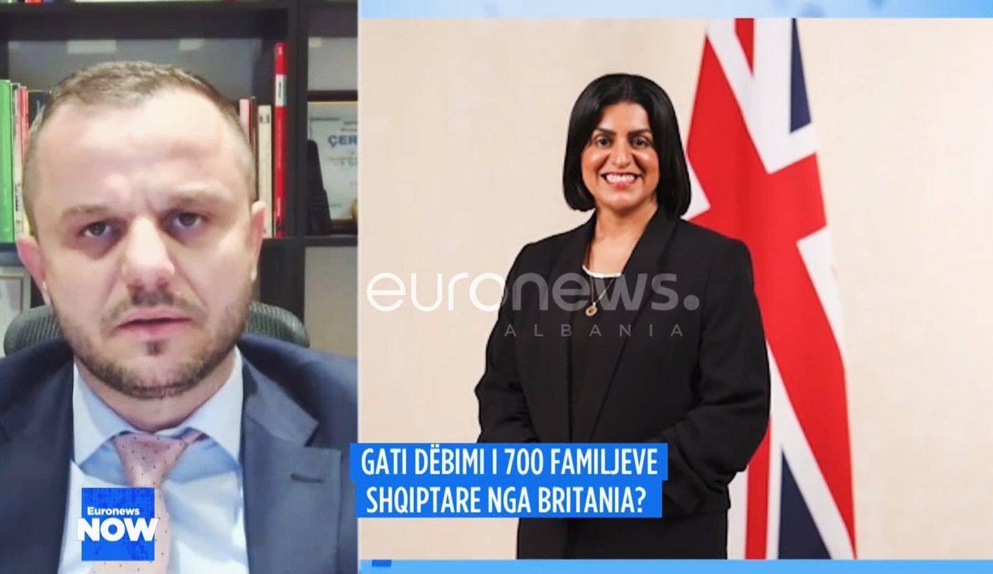 Kthimi i 700 familjeve shqiptare nga UK – një qasje që rrezikon drejtësinë dhe të drejtat e njeriut
Qeveria britanike ka deklaruar se rreth 700 familje shqiptare me kërkesa azili të refuzuara do të jenë prioritet për kthim, në kuadër të politikave të reja të azilit. Shqipëria konsiderohet “vend i sigurt”, ndaj deportimet pritet të përshpejtohen.
Problemi?
Kjo qasje i trajton familjet si numra, jo si raste individuale me histori të ndryshme, fëmijë të integruar në shkolla dhe rrethana që kërkojnë analizë njerëzore e ligjore.
Proceset e shpejta rrezikojnë:
⚠️ të drejtën e apelimit
⚠️ parimin “best interests of the child”
⚠️ Artikullin 8 të ECHR për jetën familjare
Familjet shqiptare meritojnë vlerësim individual, jo vendime kolektive të nxituara.