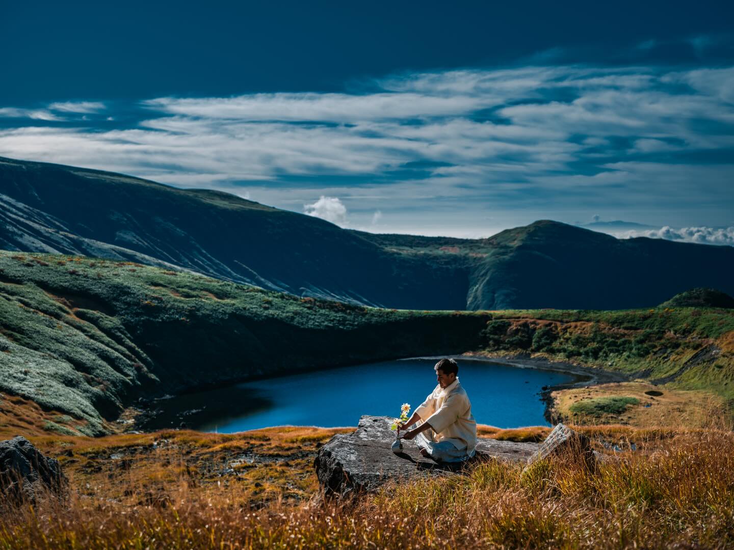 「地と」という名の
フラワーファームアトリエ
つくりはじめました。
ーーーーーーーーーーーーー
湧水豊かな鳥海山麓に
広い農地がついた
古民家を取得しました。
greenpieceは
花×アート×平和を軸に活動する
フラワーデザインカンパニー。
そしてコンセプトの
花ひらく
わたしひらく
世界ひらく
には
太陽、月、雨、風などの
「天」と微生物やミネラルの「地」を育み
優しさが、わたしを癒して本心をひらき
美しいさが、世界をつなぎ平和の花を咲かせる
そんな想いが込められていて
みなさんの心と身体が健康であり続け
穏やかな世界であることを願い
日々花植物を生業としてきました。
自然と人の結び直しをして
想いを届けていくという中で
仕事としてモノや情報を
提供しているだけでは
本質に対する薄っぺらさを
ずっと感じていて
自然との近い距離感での
体感リアリティを求めて
家族で日本中旅をしたり
移住をしたりしてきました。
その古民家に出会ったとき
美しい自然のロケーションと地域の温み
農地が美しいフラワーガーデンに
なっていくビジョンが
身体の中にから湧き上がってきて
「ここだ」
という心の声が聞こえたような気がします。
広々とした農地が隣接していたため
取得には農業委員会の許可という
高いハードルがありましたが
地域の方のお力を借りし
なんとかクリアすることができました。
そして、先日
土地の神さまにご挨拶する
「産土の儀」を家族仲間と共に行い
これから場づくりがスタートします。
アトリエの名前
「地と」(ちと)も
ご縁から生まれた大切な名です。
サイパンでのPEACE FLOWER ARTで
お世話になった方に教えていただいた
1965年発行のフランスの児童文学書
「みどりのゆび」
兵器をつくる父を持つ少年が
不思議な力で町中に花を咲かせていき
平和にしていく物語。
(ほんとうに素敵な物語なので是非読んでほしい!)
greenpieceの描く世界感と
ぴったりで大好きな物語。
そこに登場する主人公の少年の名前が「チト」
そうです。
アトリエには
リスペクトとして
その名前を
頂戴してしまいました。
そして
地に足つけ、自然と人と社会と
向き合っていく想いを込めて
「地と」という表記に決めました。
これから少しずつ、楽しみながら
古民家の改装や
ファームガーデンの整備をしていきます。
先日は早速、大きな月桂樹がやってきました。
まだ改装段階ですが
すでにフラワースクールのコミュニティ内では
合宿で宿泊された方もいらっしゃいます。
一歩外に出ると、雄大なる鳥海山を望み
道を下ると夕日沈む水平線。
ここでは
フラワーデザインを子供から
プロフェッショナルまで幅広い層に
体験していただいたり
フラワースクールの合宿拠点や
作品を制作制作したり
ハーブの栽培から
ブレンドティーの商品企画制作。
友人のアーティストを招いての
イベント開催するなど
花植物で感性をひらき
心身健康のサポートする場所にしていきます。
「地と」でみなさんにお会いできることを
心より楽しみにしています。
Photo一枚目
@jun6083
Photoその他
@sabonme_flower