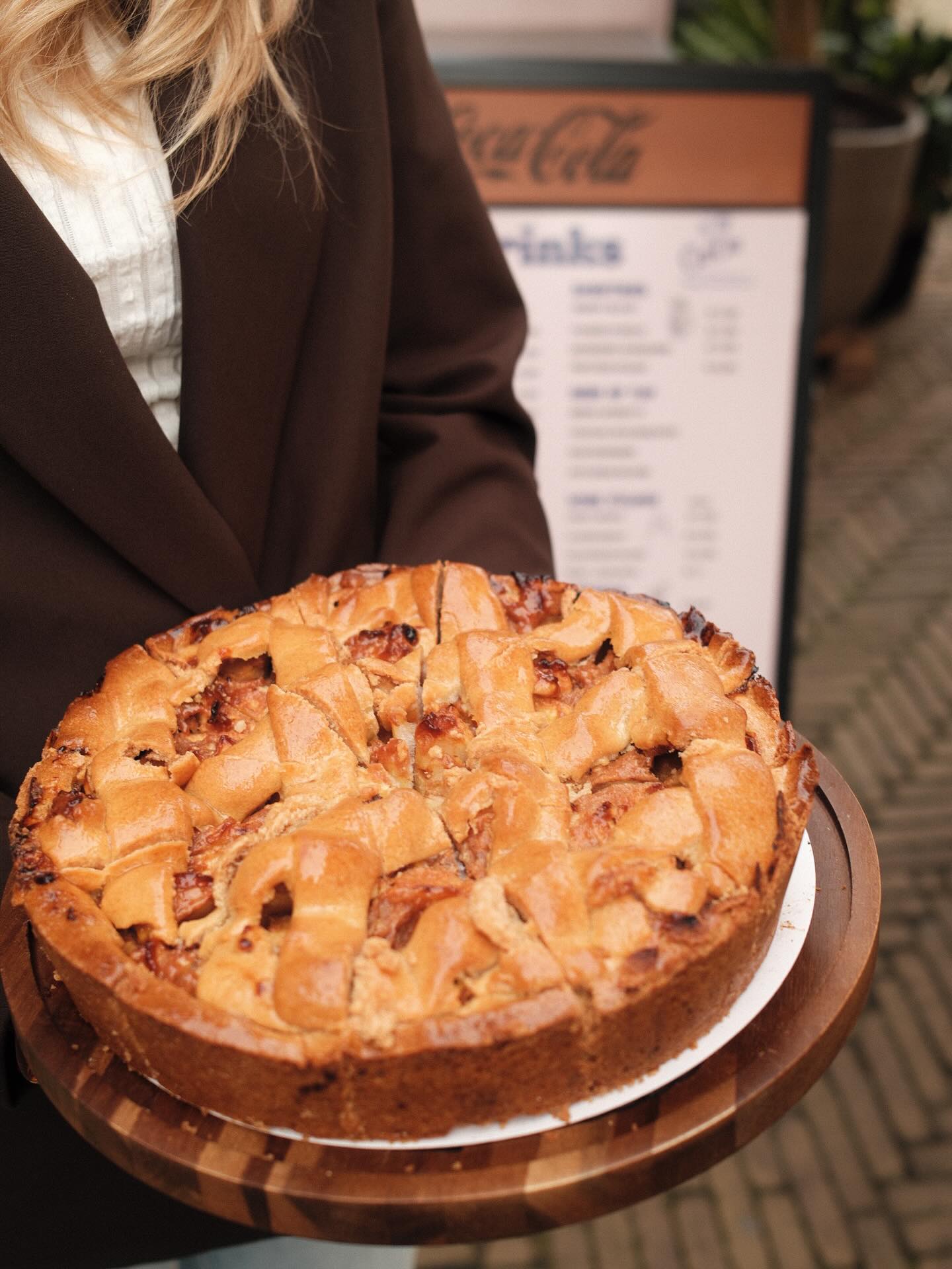 🥧✨ Onze appeltaart staat weer klaar! Heerlijk warm uit de oven te krijgen — natuurlijk met een lekkere toef slagroom.
Kom gezellig langs! ☕️🤍
#appeltaart #versuitdeoven #taartmomentje
#lunchtime #lunchcafé #genieten #koffietijd
#foodie #foodlovers #zoetigheid #cafélife
#bakmoment #lekkers #warmetip #treatyourself
