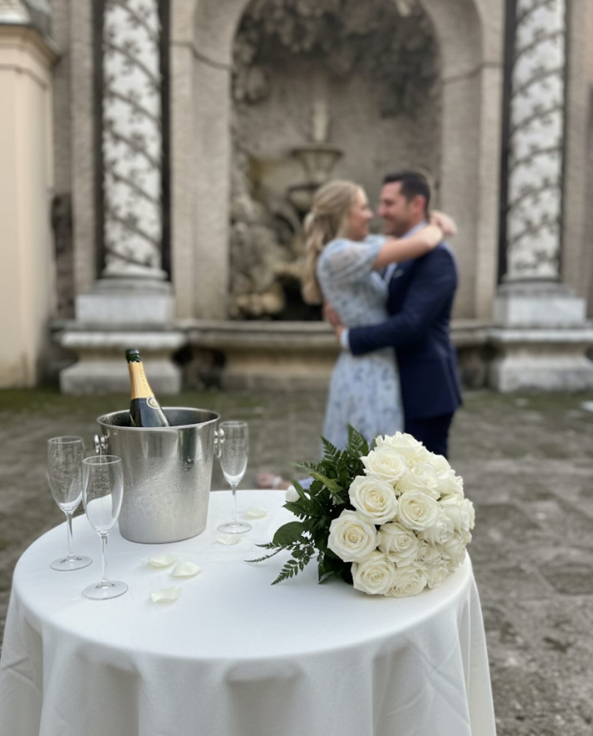 When the light is perfect, the moment feels suspended, and love becomes the only thing in focus.
#proposalinrome #romeproposal #proposalplannerinrome #proposalideas #proposalinspo