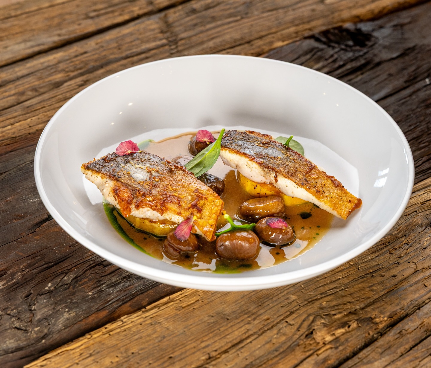 Herbst auf dem Teller: Gebratener Getreide-Karpfen auf geschmortem Kürbis und Maroni Beurre Blanc. 🧡🍂
Regional. Saisonal.Herbstgenuss pur 🌾🐟🌰🎃
📞 03452 84412
📧 wirtshaus@holzhuettn.at
🌐 holzhuettn.at
#Herbstküche #SeasonalEating #Karpfen #Maroni #kürbisliebe #holzhütte #leibnitz #leibnitzaktuell #neuesausderregion #südsteiermark #suedsteiermark #visitsuedsteiermark #visitsüdsteiermark #gasthaus #restaurant #wirtshaus #seggauberg #südsteiermark #seggauberg #leibnitz #weingartenliebe #regionalgenießen #wirtshauszeit #genussplatz
#FeineKüche #SaisonGenuss #Herbstküche #RegionalGenießen #GourmetMoment #genusspur