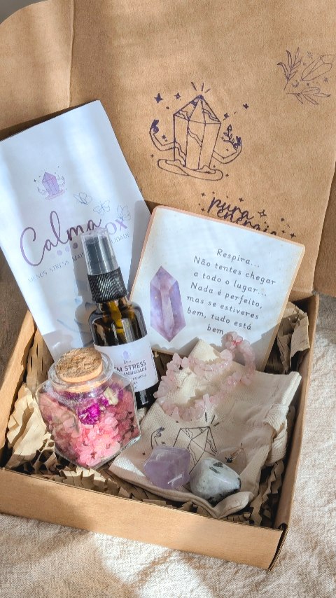 Calma ✋🏻 Respira 😮💨, está aqui a Calma Box ✨😌 o teu aliado no combate ao stress, preocupação e ansiedade!
Contém elementos essenciais e um pequeno manual para que tenhas um dia a dia com Calma 🙏🏻
Porque sentimos stress?
O stress surge quando o corpo e a mente entram num estado de alerta constante. Acontece quando temos demasiadas preocupações ao mesmo tempo, demasiadas responsabilidades, falta de descanso adequado ou emoções acumuladas que não tiveram espaço para ser digeridas. O corpo reage como se estivesse sempre a precisar de se defender, criando tensão nos músculos, pensamentos acelerados, irritabilidade, falta de foco e até dificuldade em respirar de forma natural.
Viver assim durante muito tempo desgasta a energia, afeta o sono, aumenta a ansiedade e impede-nos de estar presentes no momento. Pequenas coisas começam a pesar mais do que deviam e o corpo entra num ciclo de cansaço, inquietação e desconexão.
A Calma Box foi criada precisamente para contrariar esse ciclo. O objetivo é aliviar ansiedade, stress e preocupações, trazendo calma, equilíbrio e bem estar ao teu dia a dia. Cada elemento do kit ajuda a desacelerar o sistema nervoso, a suavizar emoções e a devolver ao corpo a sensação de segurança que ele precisa para relaxar.
#CristaisComAlma #lojadecristais #stress #curacomcristais #reiki #prana #respiracao #crystalshop #crystalhealing #pazinterior #autoconhecimento #bemestar #espiritualidade #lavanda #ametista #cristaisnaturais #CristaisComEnergia #litoterapia #seoteuproprioguru #exclusivojami #CristaisDeCura #PoderDosCristais #chakra #calma #ansiedade #TransformaçãoInterior
