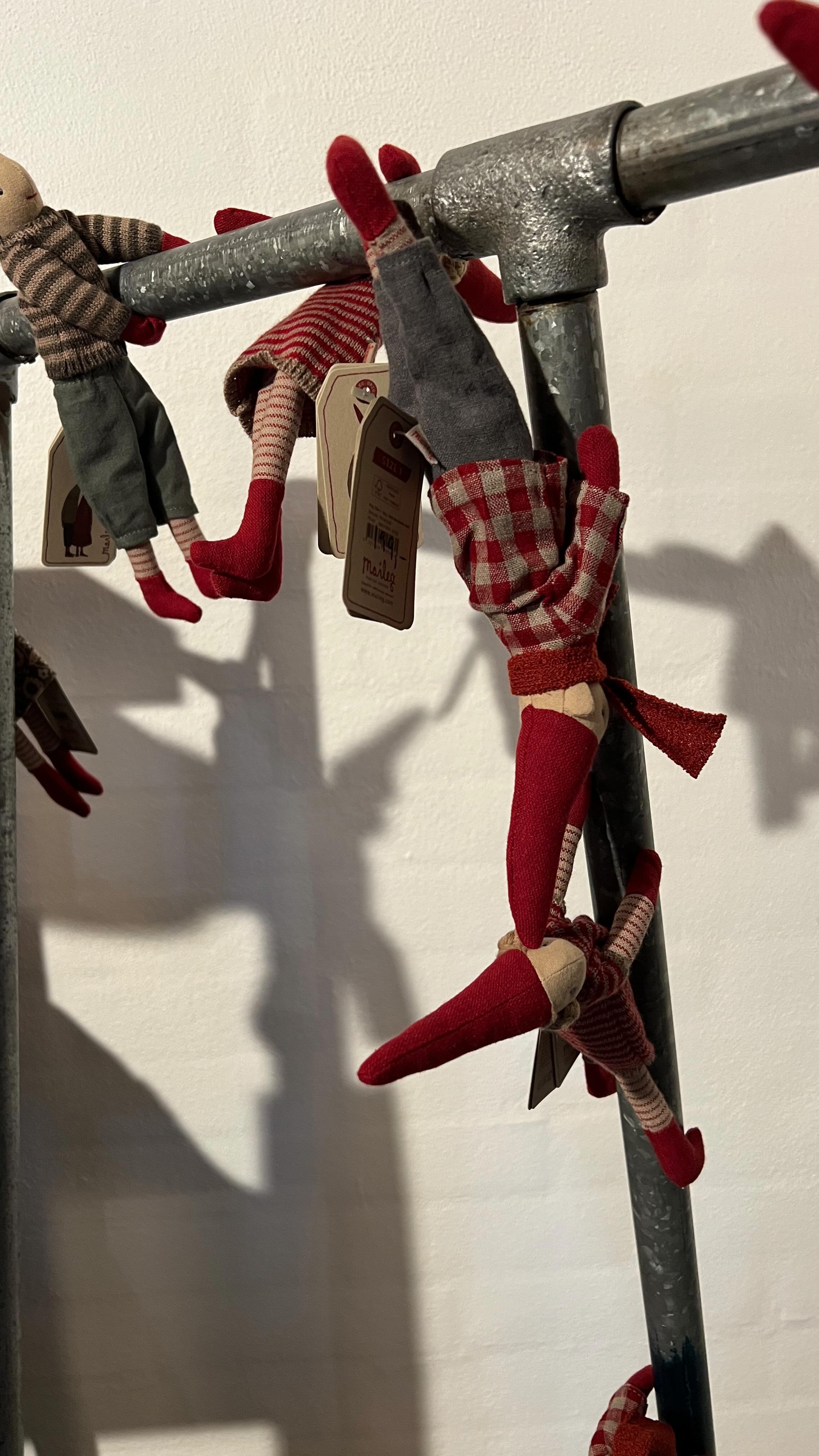 Vi juler i skoven og glæder os til fint besøg i morgen❤️
Jul, natur, keramik, kunst, livsstil, hjertevarme og hygge, alt sammen på Gødding Skovvej 4 kl 11-16.
Vi ses!
@byannetteholm
@mieelund / @mieskreamik
@b.vanting