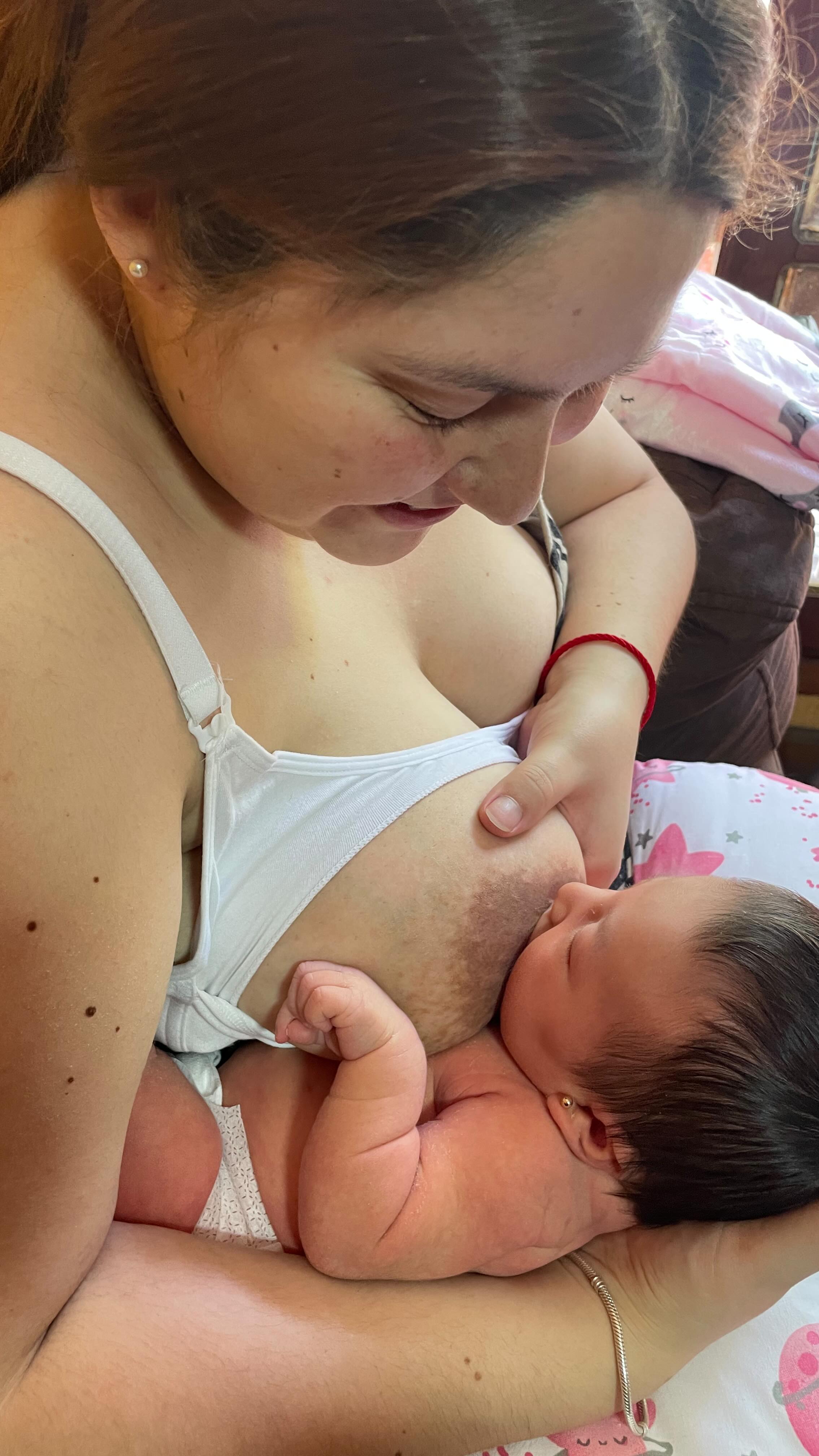 Esta historia es hermosa porque después de 10 días de no dar teta, sacarse poquito y dar relleno, logramos un acople perfecto a la primera y una bebita enamorada de su teta🥰
Fue Impresionanate! 🤗como siempre hubiese tomado tetita, miren la cara de felicidad de esta mamá que cumplió su sueño y además sin dolor! 🙌🏽
La leche fluyó como si hubiese estado esperando este momento y chao relleno! 🙏🏼
Qué más puedo pedir? No puedo explicarles lo mucho que amo poder ser el puente de sus lactancias exitosas ♥️ Gracias a cada una por confiar en mis conocimientos y permitirme vivir de mi sueño 💓
Si estás complicada te puedo ayudar 🥰✨👏🏽
#lactancia #lactanciasindolor #asesoradelactancia #teta #mamá #bebé #sisepuede #maternidad