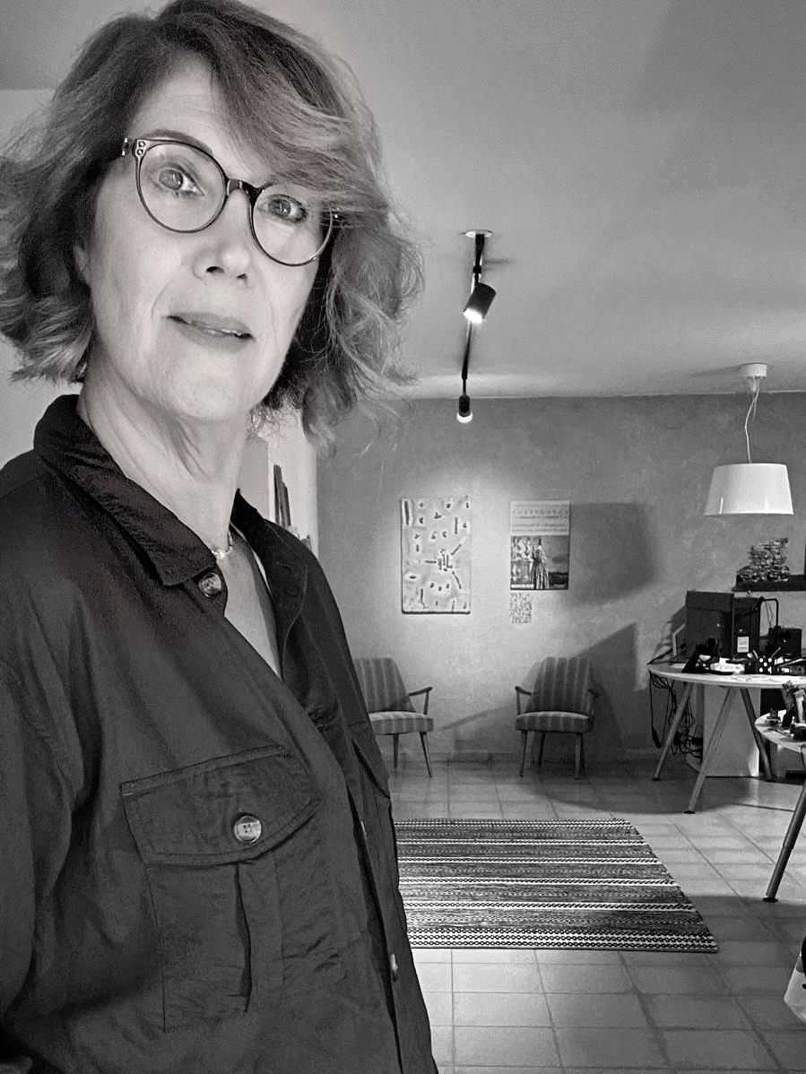 לפני הכל — עיצוב טוב מספר סיפור. את הסיפור שלכם.
כל פרויקט מתחיל ברגע אחד קטן: רצון של אנשים, צורך בשינוי, תחושה שמשהו בבית כבר לא עובד כמו פעם. לפעמים זה שינוי נקודתי — להחליף פינת אוכל, לשדרג חלל אחד, לפתור דילמה שהבשילה ושאומרים לעצמנו הפעם נעשה את זה נכון.
ולפעמים זה גדול יותר, מורכב יותר, וגם… אין תמיד הסכמה בין בני הזוג על איך ממשיכים מכאן.
בדיוק כאן אני נכנסת לתמונה.
התפקיד שלי הוא להפוך את הרצון הזה — קטן או גדול — לסיפור מגובש, ברור ומדויק. אני מקשיבה לכם, לשני הקולות בבית, גם כשיש התלבטויות או חוסר הסכמה, ומתרגמת את כל זה לחלל שמרגיש נכון, שלו ויפה והכי חשוב פותר את הצרכים שלכם.
אני מתכננת “בית”: חוויית חיים שלמה. כזו שמכילה את היומיום, את ההרגלים, את החלומות, ואת הדרך בה אתם רוצים לחיות יחד.
בכל פרויקט אני מביאה איתי שילוב של ראייה תכנונית חכמה, אסתטיקה רגישה ויכולת להפוך מתח ובלבול לבהירות. תהליך העיצוב הופך להיות לא רק מקצועי — אלא גם אנושי, מרגיע, ומרגיש כמו בית כבר בדרך.
אם אתם מרגישים שהגיע הזמן לשינוי, קטן או גדול, ושאתם רוצים ליווי שמרגיע את הדילמות ומכוון אתכם בביטחון — אני כאן.
מוזמנים לפנות אליי ולבדוק איך נוכל להפוך את הרעיונות שלכם למציאות.