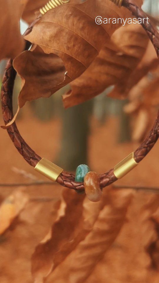Hallo ihr Lieben 🤗
Heute hatte ich nach dem letzten Markt wieder etwas Zeit um etwas neues zu erschaffen 😁 diesmal wollte etwas rustikales nach den vielen feinen Makramee's der letzten Zeit.
Um dir einen kleinen Einblick zu ermöglichen wie diese Armbänder entstehen, hab ich dieses Reel für dich gemacht.
Hier siehst du wie die Messingösen entstehen die ich im Mittelstück neben den Jaspisperlen eingesetzt habe.
✨Diese Armbänder gibt es mit braunen geflochtenem oder schwarzen glatten Leder. Auf Wunsch gibt es auch noch eine beige Variante.
Jedes Armband ist ein Unikat, jede Perle ist unterschiedlich, keine ist ident.
Jetzt bin ich gespannt welch s dir am besten gefällt 🤗
🤎geflochten
Oder 🖤 glatt
Die Lederarmbänder sind beim nächsten Shop Update dabei. 🤗
Habt alle einen schönen Abend ✨
#lederarmbänder #jaspis #unisexstyle #oberösterreich #aranyasArt #laakirchen #lederschmuck_handarbeit #handmadejewelry #SchmuckDesign #Geschenkidee #naturtriffthandwerk