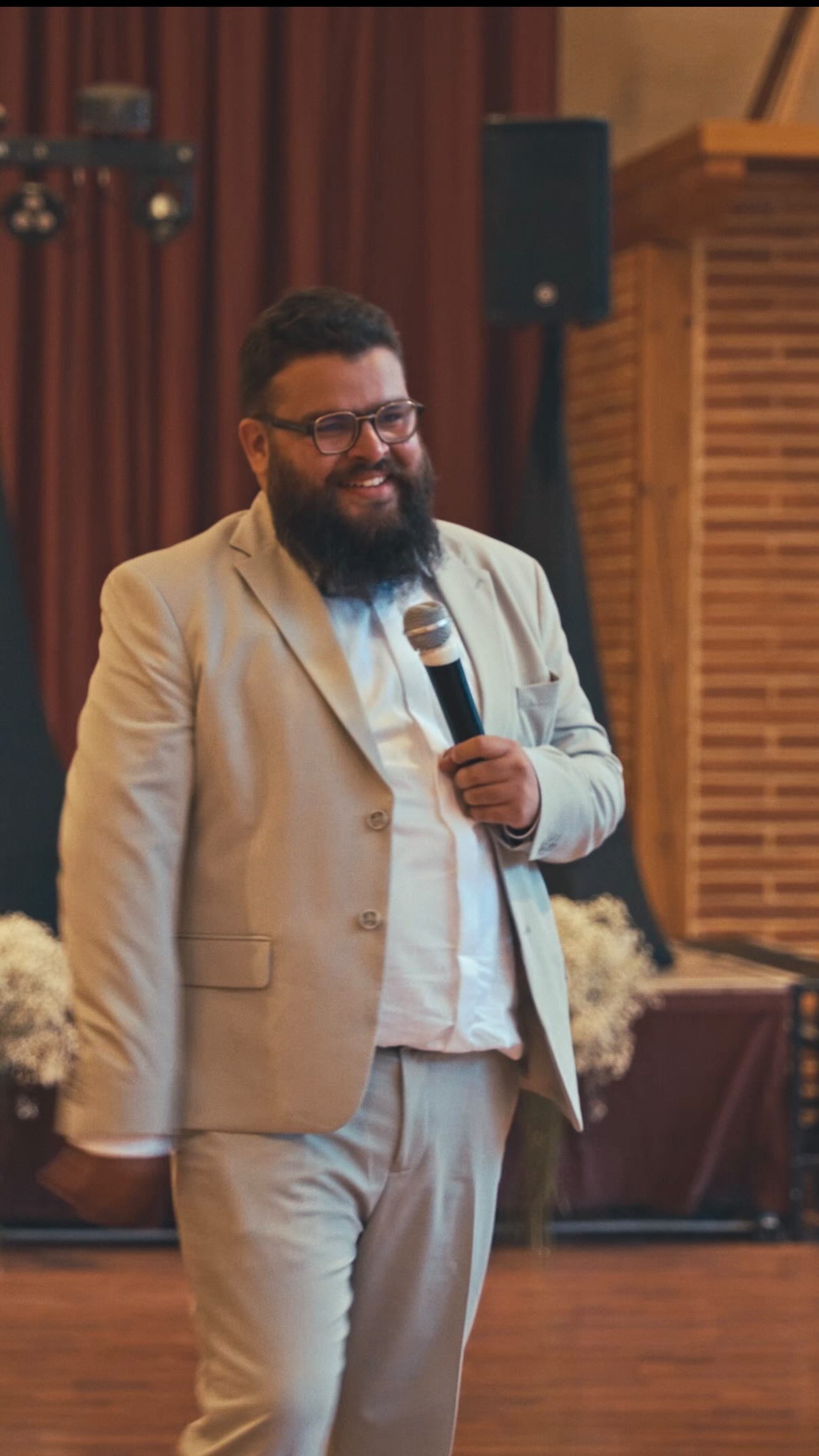 La bromance dans toute sa splendeur ! 🤜🏼🤛🏾
Le témoin et meilleur ami de @christ_clu essaye tant bien que mal de lui faire un discours. Les mots ne sortent pas, mais tout se ressent !
#bromance #buddies #wedding #speech #mariage