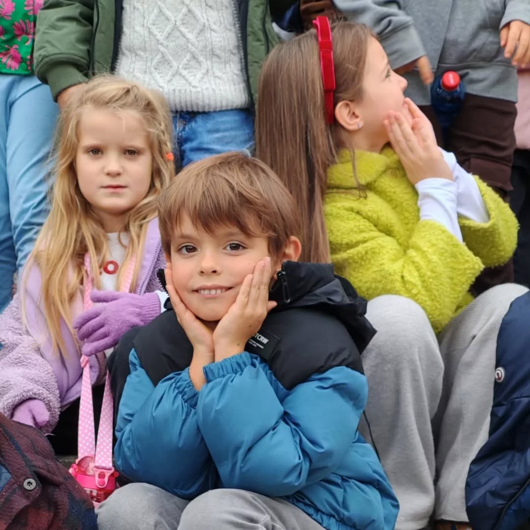 Gli alunni delle classi primarie hanno vissuto un’esperienza meravigliosa all’Opera Comica, dove hanno assistito a Il flauto magico di W.A. Mozart. ✨
💫 Sono rimasti affascinati dalla storia, dai costumi e dalla musica 🎶 e non vedono l’ora di vivere un nuovo incontro con il mondo magico del teatro. 🎭
Elevii claselor primare au avut parte de o experiență minunată la Opera Comică, unde au vizionat Il flauto magico de W.A. Mozart. ✨
💫 Au fost fascinați de poveste, costume și muzică 🎶 și abia așteaptă următoarea lor întâlnire cu lumea magică a teatrului. 🎭