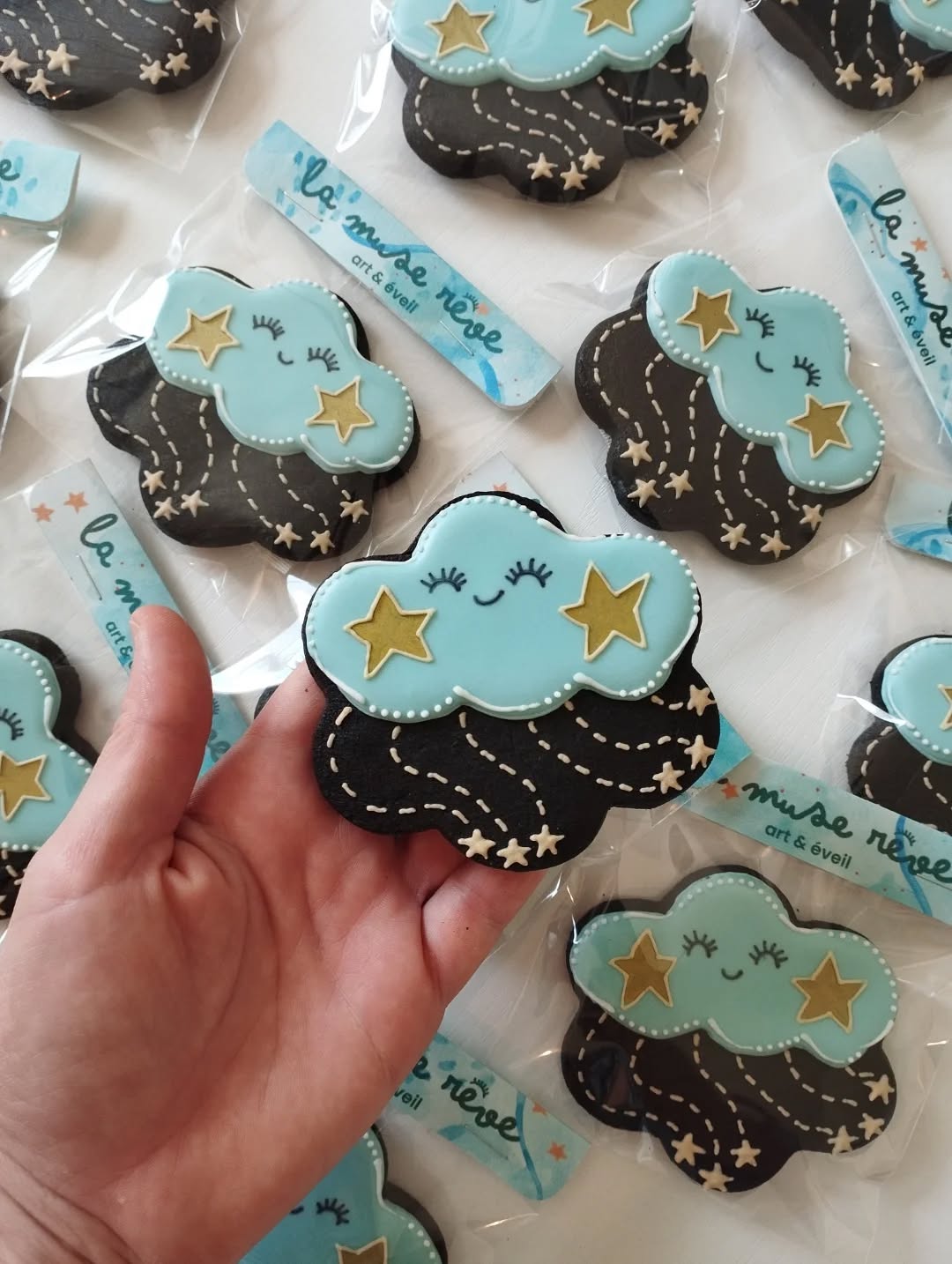 BISCUITS NUAGES POUR CHASSER LA PLUIE 🩵
@lamusereve voulait de la poésie gourmande pour l'inauguration de son lieu.
Elle voulait que les biscuits puissent donner envie aux grands et aux petits 😊
Alors, pari gagné avec ces nuages trop mignons ? 🙊
#biscuitcacao #cacaointense #glaceroyale #biscuitdécoré #biscuitillustration #biscuitnuage #biscuitmignon #lucillepattern