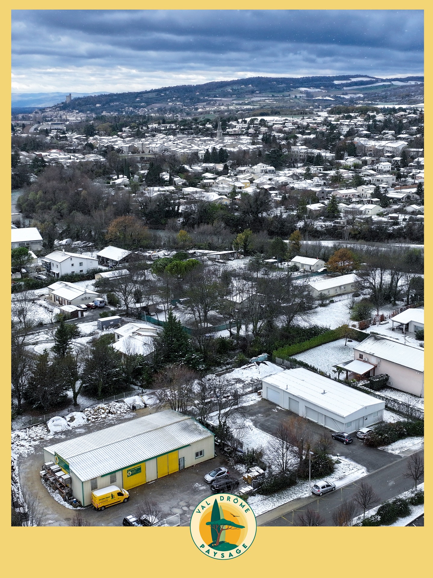 Blanche douceur au réveil. ❄️
#CrestDrôme #Saillans26 #MirabelEtBlacons #AousteSurSye #Grane #Divajeu
#PiégrosLaClastre #Soyans #Chabrillan #Mirmande #Dieulefit #Puygiron
#VillagesDeLaDrome #VillageDeCharme #PetitsVillages #FranceAuthentique
#PaysagisteDrome #PaysagisteCrest #DromeAmenagement
#PaysagisteValleeDeLaDrome #Paysagiste26
#JardinierDrome #PaysagisteAouste-sur-Sye