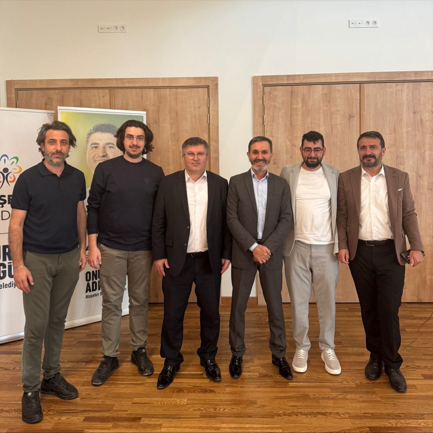 Sigorta Hakemleri Derneği Sempozyumu 2025’e katılım sağladık.
Bugün İnal Aydınoğlu Kültür Merkezi’nde gerçekleşen Sigorta Hukuku ve Sigorta Tahkim Yargılaması Sempozyumu 2025’te yer alarak sektördeki güncel hukuki gelişmeleri, tahkim süreçlerindeki uygulamaları ve sigorta sektörünü yakından ilgilendiren önemli değişiklikleri uzmanlarından dinleme fırsatı bulduk.
🔹 Sigorta tahkimi,
🔹 Bedensel zararlar,
🔹 ZMSS süreçleri,
🔹 Tazminat hesaplamaları
gibi alanlarda yenilikleri takip ederek, iş ortaklarımıza ve sigortalılarımıza daha güçlü bir hizmet sunmayı hedefliyoruz.
Sempozyuma katkı sunan tüm değerli akademisyenlere, konuşmacılara ve organizasyonda emeği geçen herkese teşekkür ederiz.
Güvenilir ve güvenli yolculuk için çalışmaya devam ediyoruz.