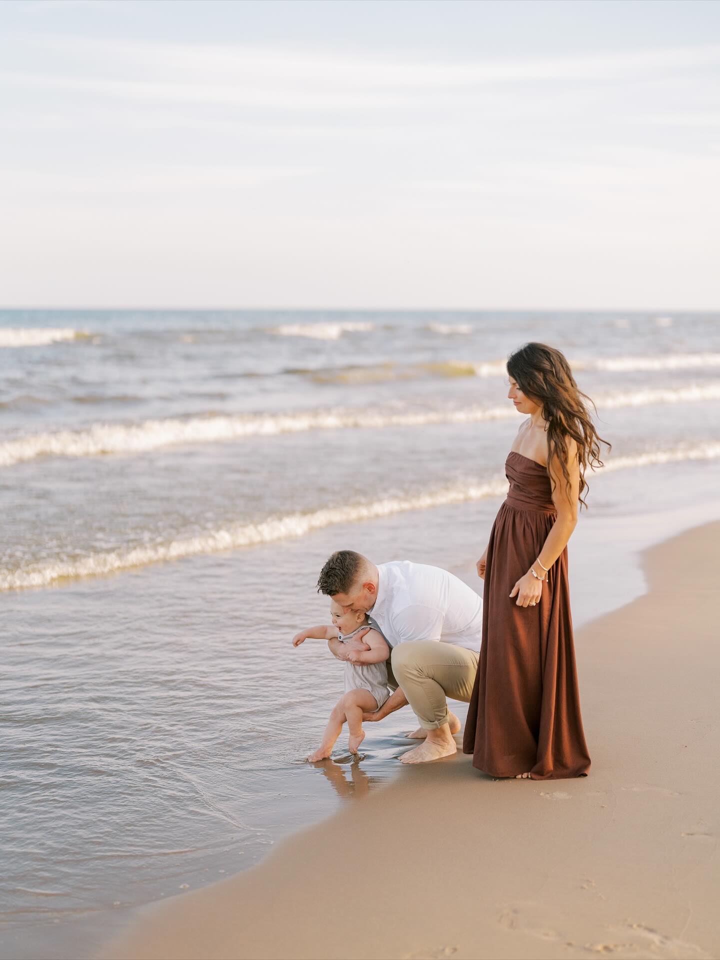 Already missing beach sessions like this… and I still have so many summer favorites to share. 🌊
This ONE year old wrapped up his baby plan with the happiest cake smash! Truly the best way to celebrate!
Counting down the months until we’re back on the sand again!
#greenbayfamilyphotographer #greenbaymotherhoodphotographer #greenbaynewbornphotographer #greenbaymaternityphotographer #greenbayphotographer #motherhood #parenthood #beachsession #milestone #oneyearphotos #taylormayphotography