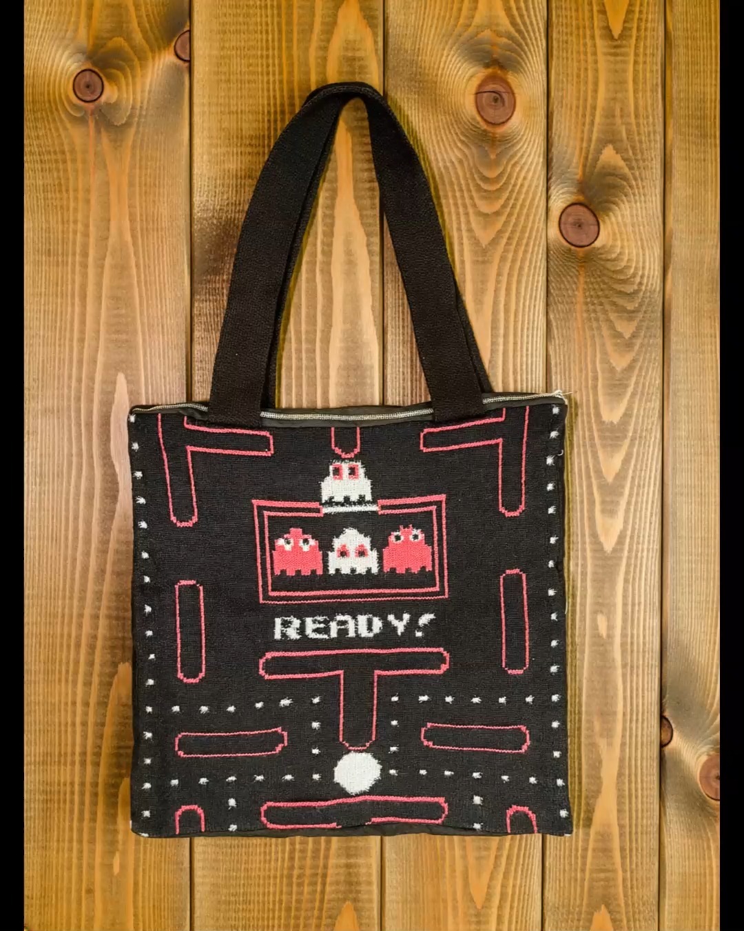 Le sac PAC-MAN est plus qu'un simple accessoire, c'est un voyage dans le temps, un hommage en jacquard aux héros de notre enfance.
Idéal pour un anniversaire, Noël, ou juste pour dire "je t'aime" en langage 8-bit.
Chaque détail est tricoté avec passion dans notre atelier parisien pour un résultat unique.
👾 Lien en bio pour personnaliser un sac : www.caligraphic.fr
✅ 100% Personnalisé
✅ 100% Fabriqué à Paris
✅ 100% Fun
#Caligraphic #CadeauGamer #CadeauPersonnalisé #PacMan #JeuxVideo #FabriqueAParis #CadeauRetro