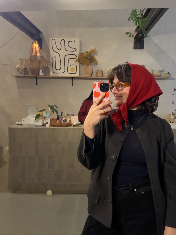 a few snippets of the past days ✨ painted vases, illustrated new cards and gift tags and also painted @andfriends_store shop window 🎄
#art #artist #paint #illustration #schaufenstergestaltung #windowart