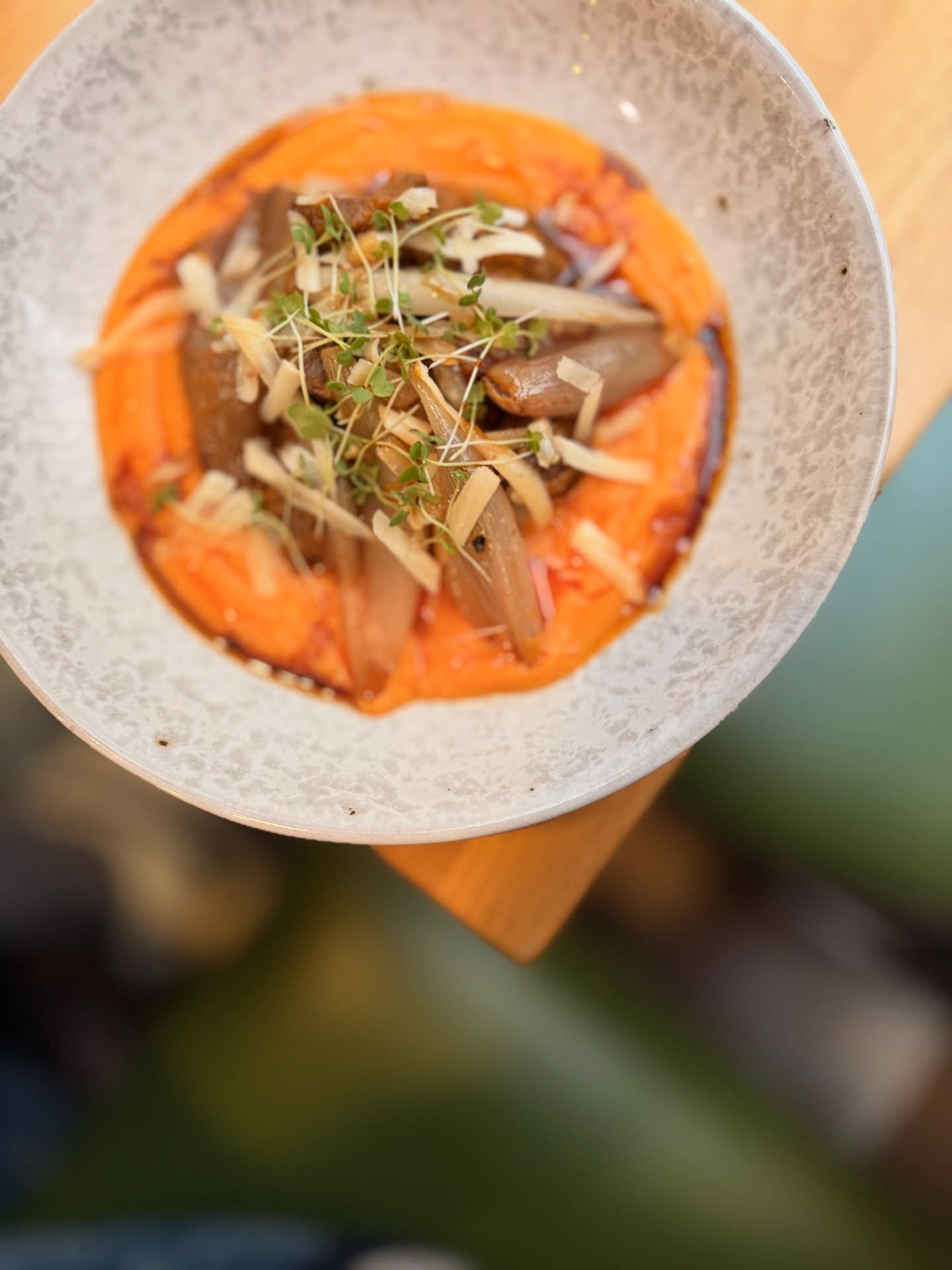 ❄️ Le réconfort de l’hiver en 3 mots:
Stifado / Trahanokeftedès / Flogérès 🫠
🍠 Le stifado, un agneau confit aux oignons, sur une purée de patate douce.
🧆 Les trahanokeftedès, des boulettes croquantes dehors, fondantes dedans, au trahana et graviera, UNE FOLIE.
🪈 Les flogérès, des flûtes de fromage anthotyro et de petites crevettes.
Le restaurant:
📍10, rue Guisarde 75006
.
.
.
.
.
.
.
.
.
#evievane #dinanikolaou #faitmaison #traiteurgrec #traiteur #restaurant #restaurantparis #restaurantgrec #mezzes #collegeculinairedefrance #lefooding #timeout #anousparis #greekfood #healthyfood #catering #pita #souvlaki #gyros #tarama #feta #food #bestrestaurantparis #spitiko
#EviEvane #CateringGrec #TraiteurParis #SaveursDeGrèce #ÉvénementGourmand