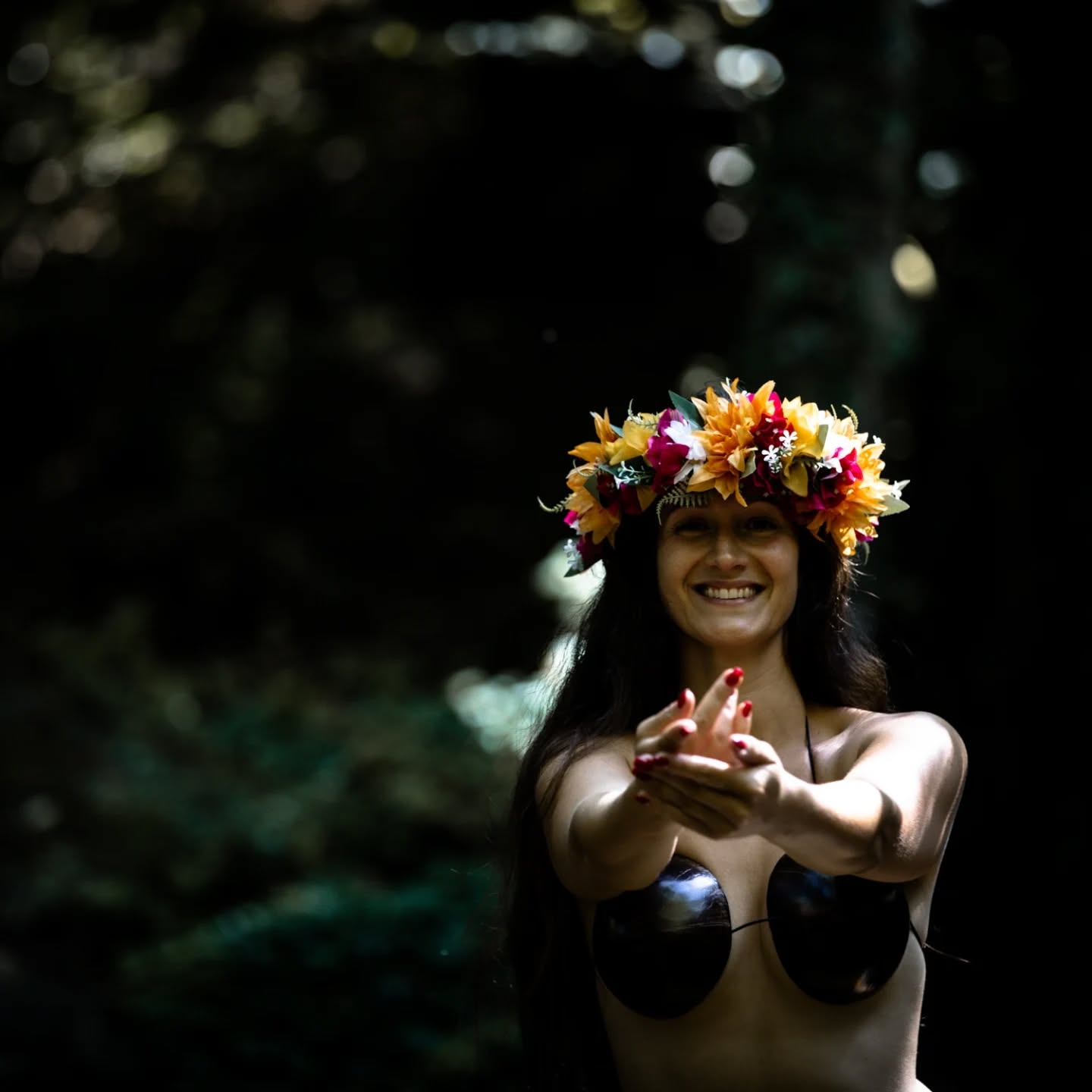 Matari'i i ni'a 🌱💦
En ce 20 novembre, nous célébrons Matari'i i ni'a.
Il s'agit de la période d'abondance et de fertilité de la nature polynésienne.
"Matari’i est le nom tahitien donné à la constellation des Pléiades qui, tout au long de l’année, est visible ou non dans le ciel étoilé polynésien. La levée des Pléiades, appelée matari’i i ni’a, coïncide avec l’arrivée des pluies.
Durant 6 mois, la terre produit des fruits en abondance et les poissons sont plus nombreux. La faune et la flore sont à l’apogée de leur reproduction. Une ouverture au cercle spirituel par la dégustation d’une liqueur appelée kava permet aux visiteurs de se connecter à l’abondance. Des danses joyeuses remercient la terre et la mer d’avoir tenu leurs promesses en nourrissant leur peuple et en lui permettant de se soigner grâce à toutes les vertus de la flore.
A contrario, la descente des Pléiades, appelée matari’i i raro, annonce l’entrée dans la saison sèche et fraîche.
☝🏽 D'ailleurs, tu savais que le 20 novembre est maintenant un jour férié, justement pour célébrer Matari'i i ni'a ?
Puisse ton année de 'ori Tahiti être tout aussi abondante et riche que tu le souhaites ✨
source : Tahiti et ses îles
© photo : @ladame_auxboisdecerf
#matarii #celebrationnature #abondance #culturetahitienne