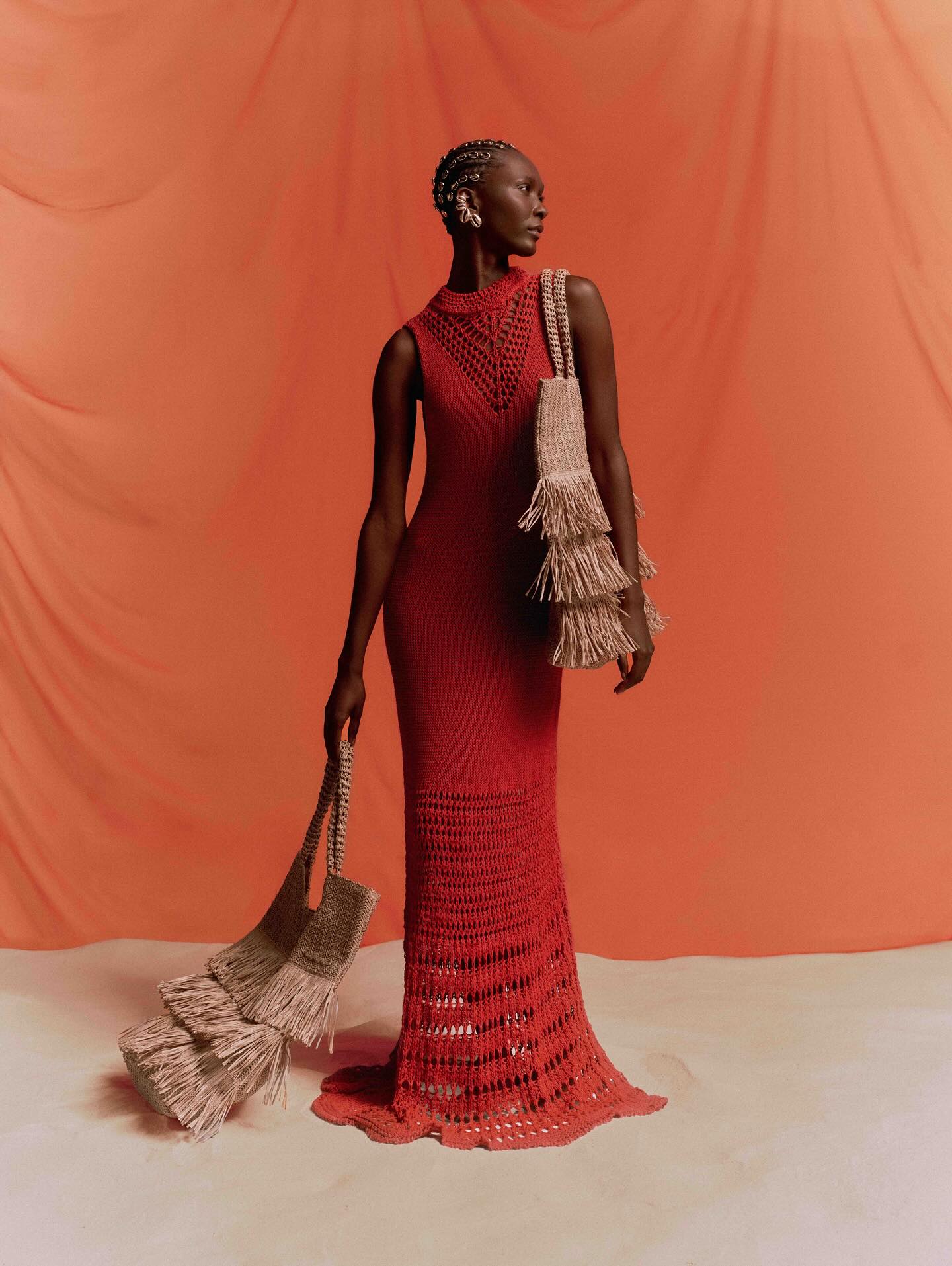 O artesanal brasileiro ganhou novo brilho! Renner e Ateliê Mão de Mãe uniram forças em uma coleção que celebra tramas manuais, crochê autoral e a estética solar do Alto Verão. Uma cápsula leve, radiante e 100% brasileira, do design às raízes.
Quer ver os destaques e entender por que essa collab promete marcar a temporada? Corre para a matéria completa no link da bio.
#Renner #AtelieMaodeMae #RennerxMaodeMae #AltoVerao2025 #ModaBrasileira #Croche