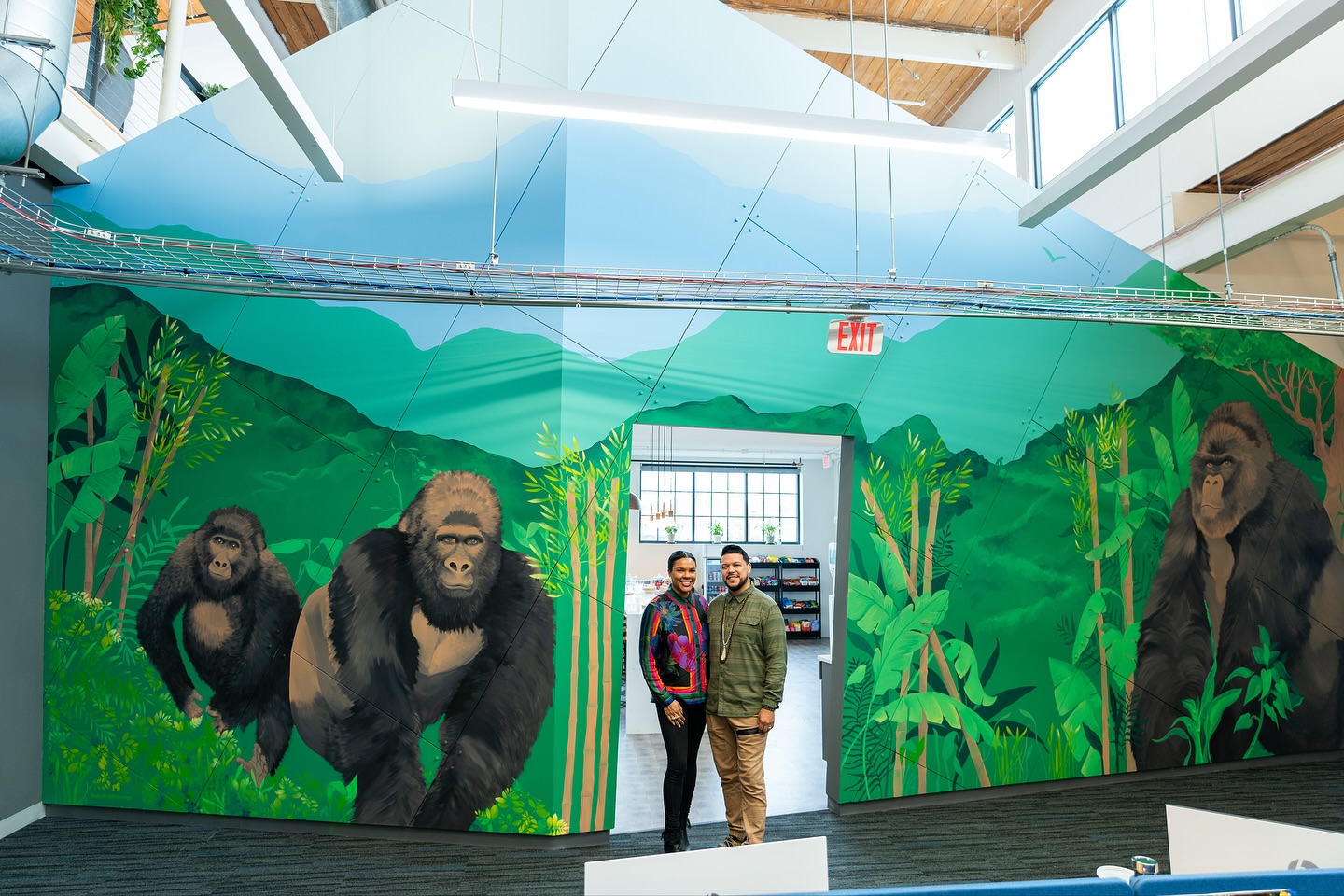 Before-N-After: Loved creating this mural for the troop over at @gorillagripusa . Their new Norwalk-based office is now complemented by a troop of mountain gorillas! I particularly like that Gorilla Grip has a philanthropic focus, and supports the work of the Dian Fossey Gorilla Fund @savinggorillas . Thanks to my creative partner, @alli_inka_media for working with me on this project!
#mural #muralpainting #gorillacommerce #gorillagripusa #bts #studio162design