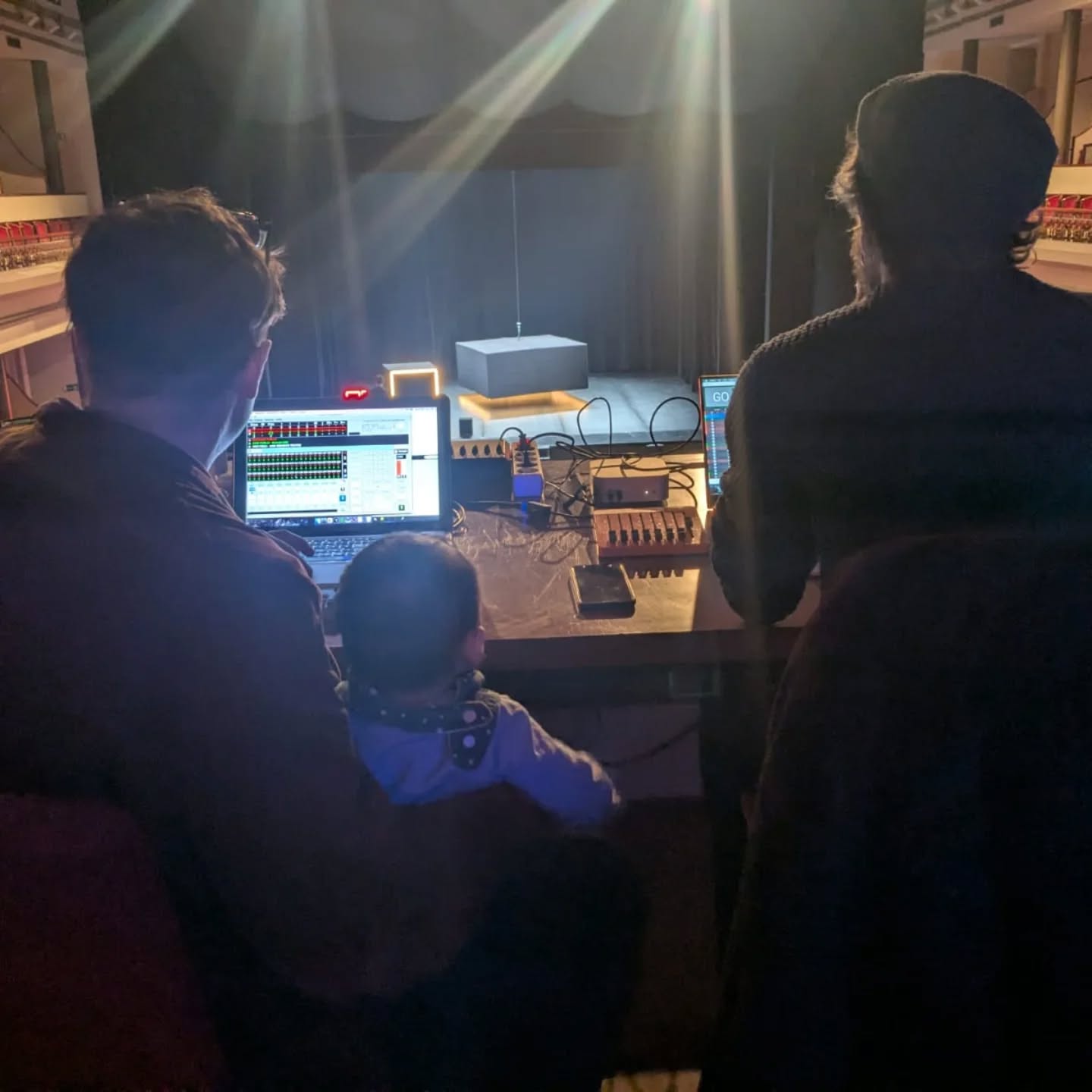 @figueresaescena_
La família d’Animal Religion observa l’escenari abans que comenci Copiar. Tot preparat per entrar en escena.
@jouserra
@pol_jubany
#JoanCotRos
@quimgiron
@imaginartscenic
@elclimamola