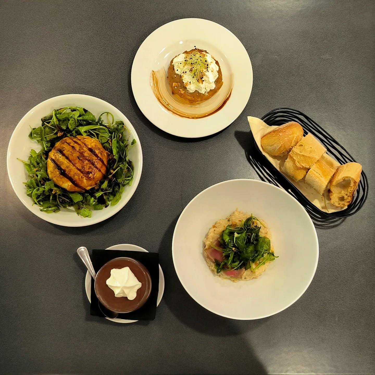 ✨ Nouvelle carte aux Jardins de la Castelle ✨
Des assiettes renouvelées, des vins du terroir et l’atmosphère qui fait l’âme de la maison.
Une parenthèse gourmande entre notre salle, nos jardins… et les oliviers qui veillent au coucher du soleil.
Heureux de vous présenter cette nouvelle saison culinaire. 🌿
#nouvellecarte #restaurantmontpellier #malbosc
#lesjardinsdelacastelle #repasconvivial #sortiramontpellier #mangeramontpellier #repasfamille #entreamis