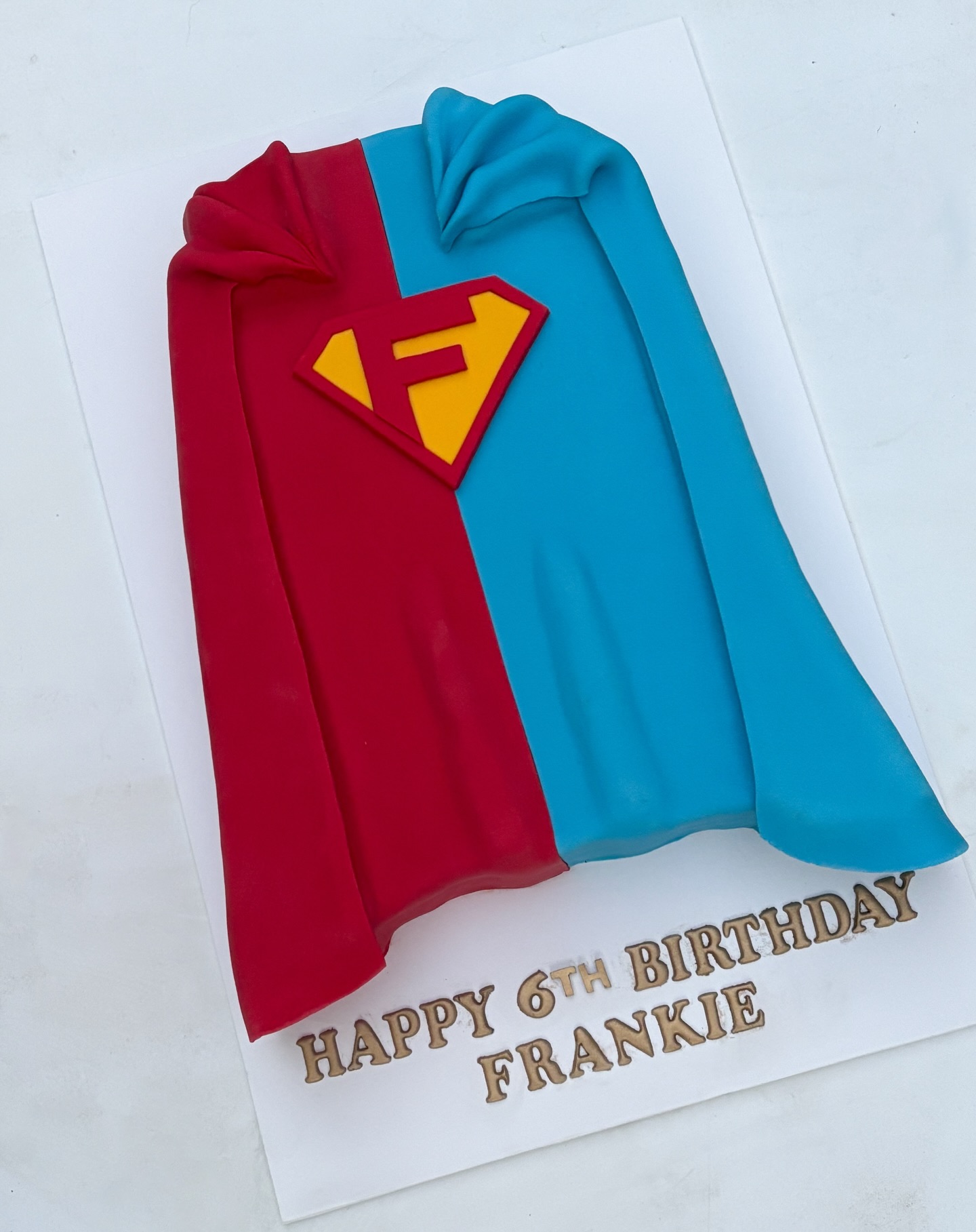 I’ve had the absolute pleasure to make 2 superhero themed cakes for Frankie and this one was definitely a fun one to make! I don’t normally do scalped cakes but was happy to make a special cake for this little guy 🥹🦸🏽♂️
#superherocake #capecake #superherocapecake