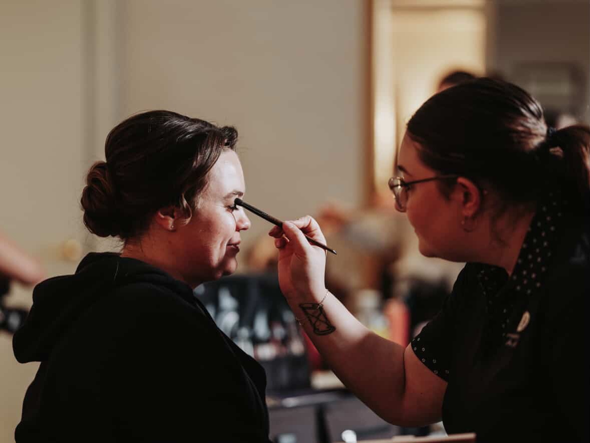 Locked in. Creating the look, one detail at a time ✨
📸 @_curtisperry
Hair by @hair.by.raee
#ottawamakeupartist #makeupartist #bridalmakeupartist #jbmakeupartist #ottawabridalmakeupartist