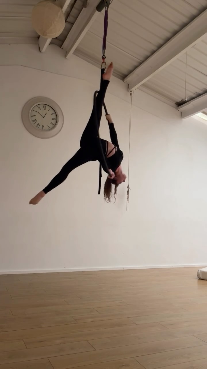 ✨Moves of the week- Skin the cat and Shoulder Balance split variation ✨
Ready to give it a go on Thursday?
#aerial #torquay #aerialhoop #aerialmoves #devonfitness