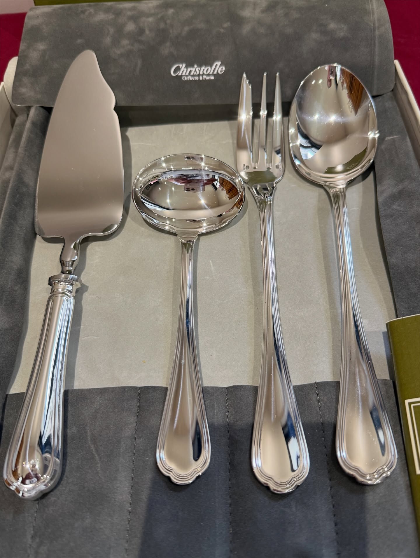 Christofle 4 couverts de service métal argenté modèle Spatours .
A l’état neuf dans sa boîte d’origine.
- une pelle à gâteau coupante 27,5 cm
- une cuillère à servir 25 cm
- une fourchette à servir 25 cm
- une cuillère à sauce 18 cm
État impeccable, brillance , poinçons et marque Christofle dans leur housse anti-oxydante et leur boîte d’origine .
🛒 prix et disponibilité dans la boutique en ligne
#argenterie #christofle #couverts #couvertsdeservice #spatours #antiquités #artdelatable #artderecevoir #tablesdefetes #repas #dresserlatable #serviceàtable #élégance #raffinement #proantic #misslittlebottle