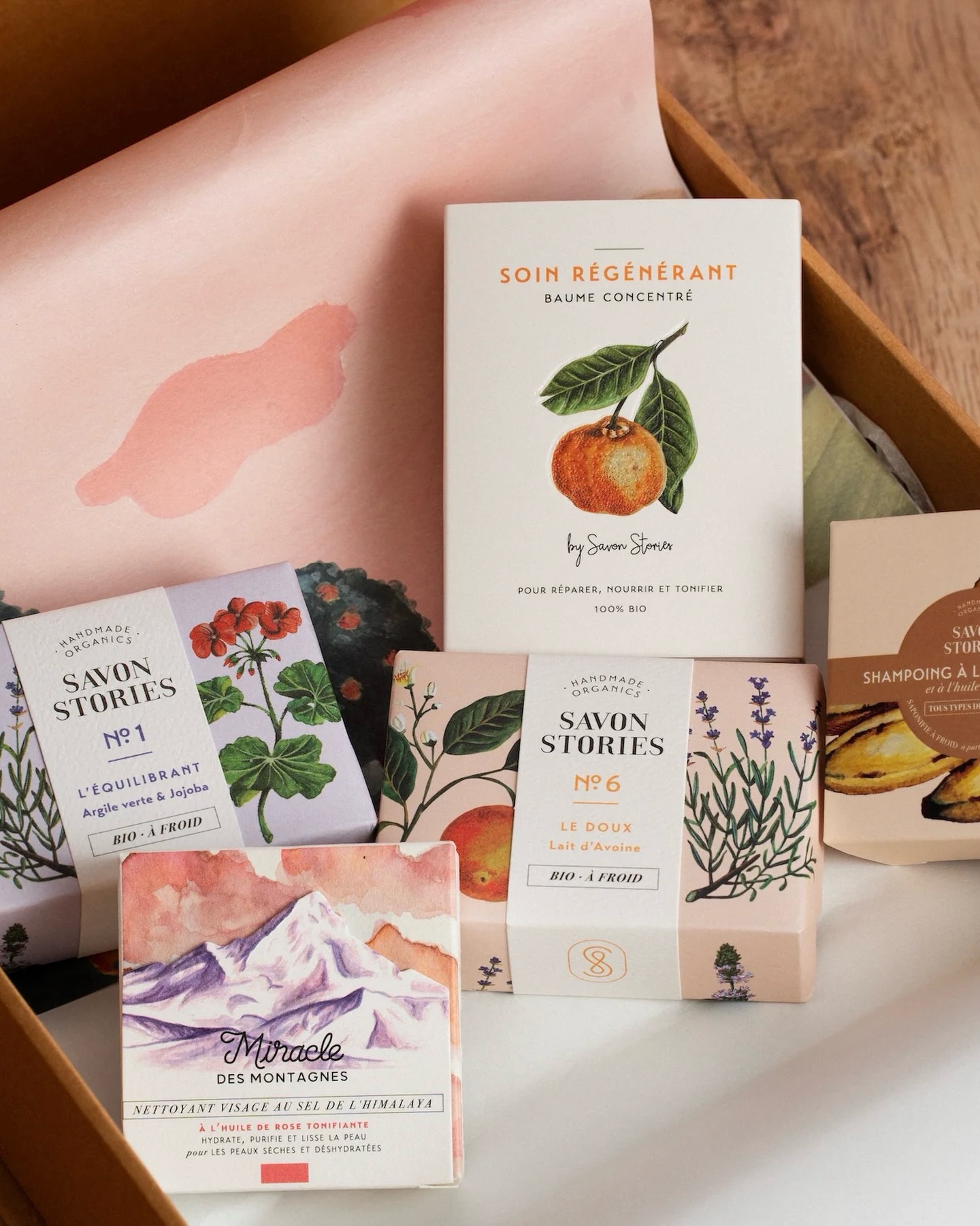 / Plongez dans l’univers sensoriel de @savon.stories : une marque artisanale qui met à l’honneur les soins solides, doux pour la peau et respectueux de l’environnement 🌿
Baume corporel nourrissant, savons saponifiés à froid, nettoyant visage délicat ou shampoing solide… chaque produit est formulé avec des ingrédients bio et des matières premières brutes, pour un rituel minimaliste et efficace 😍
Des textures fondantes, des parfums doux et un savoir-faire authentique pour prendre soin de soi, naturellement.
✨ Une idée parfaite à offrir pour Noël ou pour faire plaisir à vos proches.
.
.
.
.
.
.
.
.
.
.
#savonstories #savonsolide #soinbio #shampoingsolide #cosmetiquesartisanaux #cosmetiquenaturelle #zérodéchet #cadeaubio