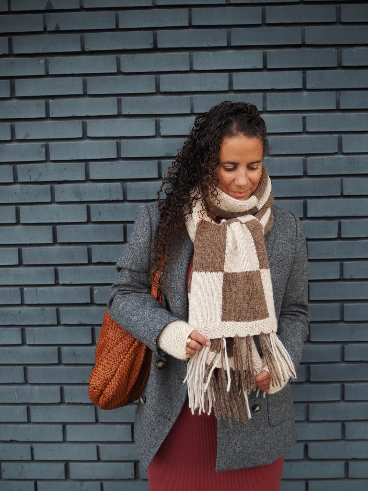 La saison des écharpes et mitaines est ouverte !
SLIP ON 🧣c’est une écharpe qui utilise la technique du jacquard intarsia. Ça consiste à croiser les deux fils à chaque changement de couleur.
Déjà essayé cette technique ?
🛷 Retrouvez La Fiche tricot en français et en anglais sur Ravelry et www.AtelierEmilie.com
Les mitaines CRÈME sont un modèle gratuit. 💛
.Fils @camarosedk chez @lilicommetout
.
#atelieremilie #ateliermiliedesigns
#knitting #knitweardesigner #mohairaddict
#tricotété #summerknitting knit knitting knitter
#tricot #strikk tricot #jeportecequejetricote
#sliponbyae #sliponbyae