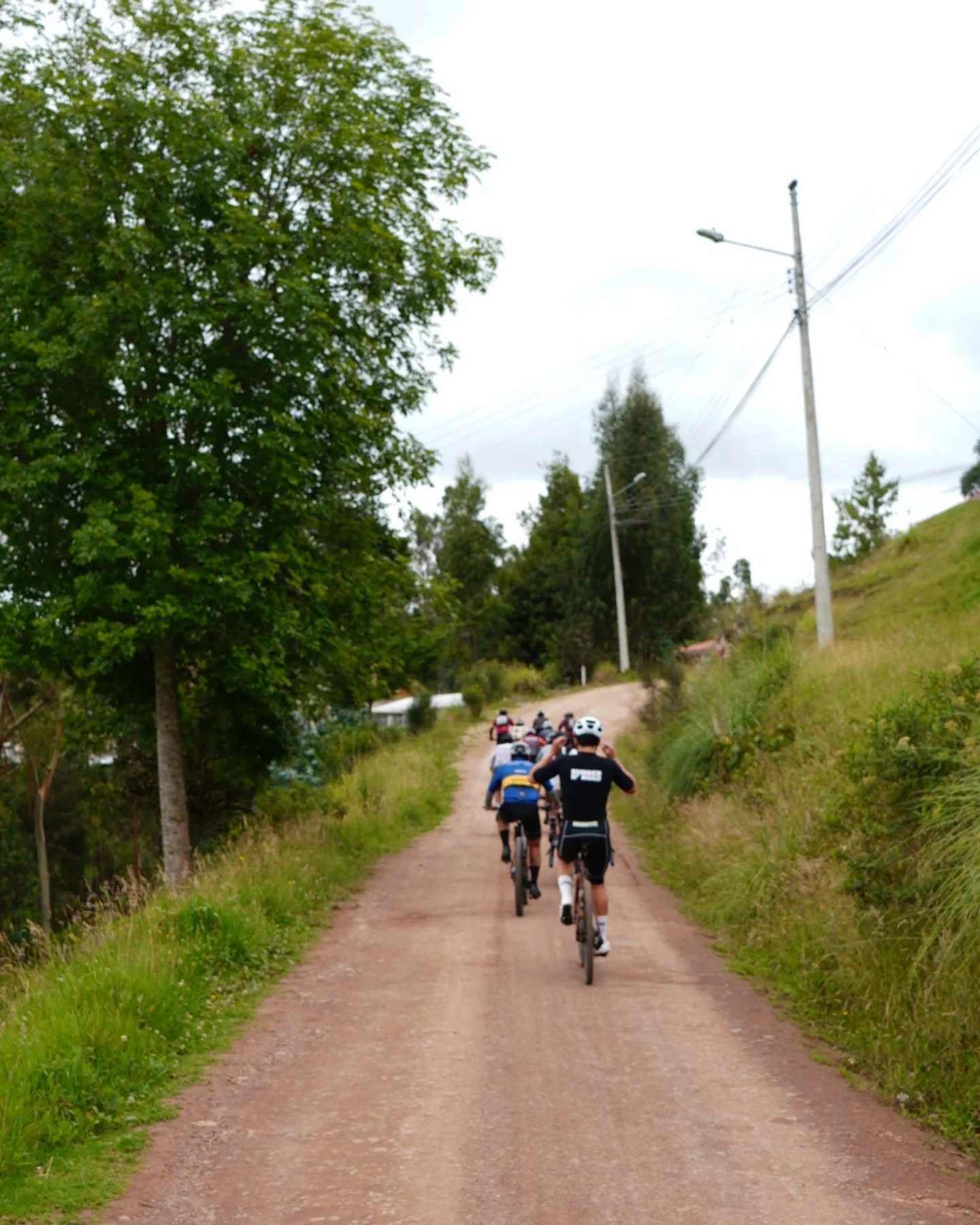 CRONOGRAMA #Gravelfest
*Cierre de Inscripciones: miércoles 3 de Diciembre 19:00h. Si se completan los 200 participantes antes de esa fecha, se cierran las inscripciones en la fecha y hora que se completen los 200 participantes.
*Charla Técnica: miércoles 3 de Diciembre, 19:00, vía Instagram Live, @bikepacking.ecuador
* Entrega de Placas: viernes 5 de Diciembre en @lap.ccc , Cuenca. De 10:00 a 19:00h
* Convocatoria a los corredores: sábado 6 de Diciembre a las 5:30h en @lap.ccc
*Partida, sábado 6 de Diciembre , 6:00h sin excepciones.
*Fiesta de Cierre y Premiacion, sábado 6 de Diciembre, desde las 12:00h en @naturhotel_ Tendremos comida a la venta gracias a @lataqueria57cue y 🍻 gracias a @593premiumlager
Ruta, información y registro: www.bikepackingecuador.com , link bio 👆
Pago en www.setecientos.cc , link bio 👆 , o en tienda física, @setecientos.cc y @lap.ccc
Evento gracias a:
@specializedec
@shimanoecuador
@toscana.alimentos