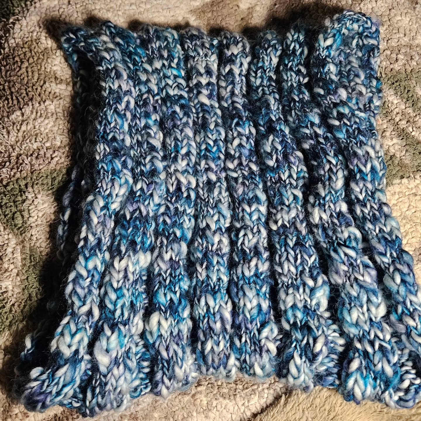 Tired of seeing stuff about my ornaments? Good news! The bulky knit cowl is done! This is a fun, textured, soft, superwash merino yarn in greens, bluea, and white from Araucania (a discontinued line called Curaco). It's deep enough to pull up over your head as a hood to keep your head and ears warm as well.
.
#knitcowl #knittedcowl #knitstagram #fiberartistsofinstagram #fiberartisan #giftideas #christmasshoppingtime #smallbusiness #handmade #slowfashion #sustainablefashion