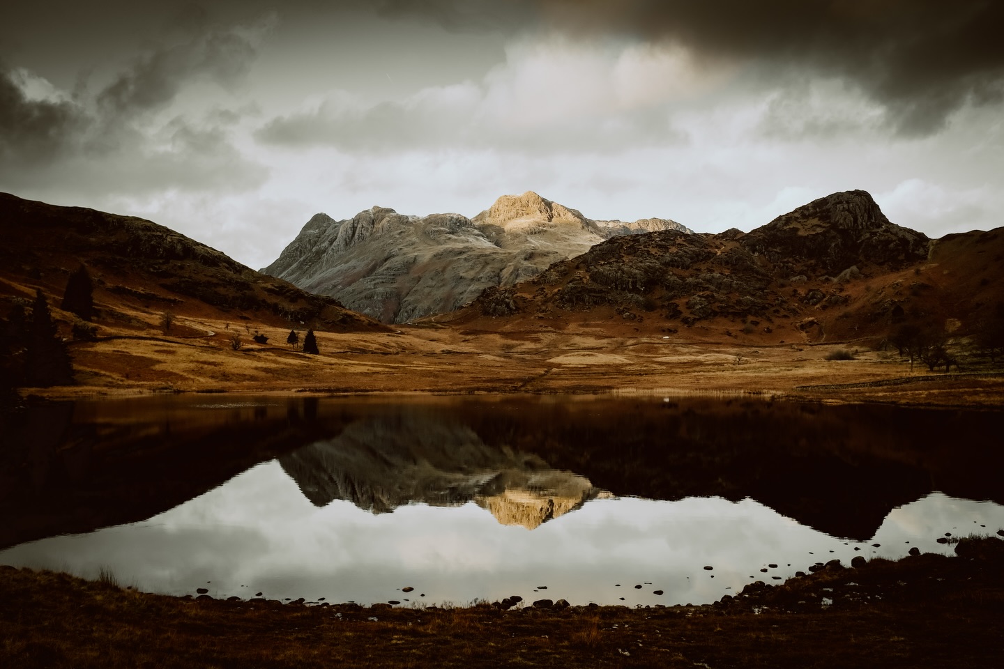 Winter is coming .. and as I rapidly approach my 50th birthday in April.. it’s time for change .. a new season and a hard re-boot. I’m saying goodbye to old patterns, and hello to a new life centred entirely on creativity, mountain air and gentle souls.
I’m leaving 2025 with so much less than I had at its start.. but also with so much more.
Watch out for news of book sales, k9 adventures, limited edition landscape prints (this image included), the return of my little shop and so much more..
Here’s to finding balance, stillness, autonomy and new purpose in 2026!
.
#langdalepikes #langdale #lakedistrictlife