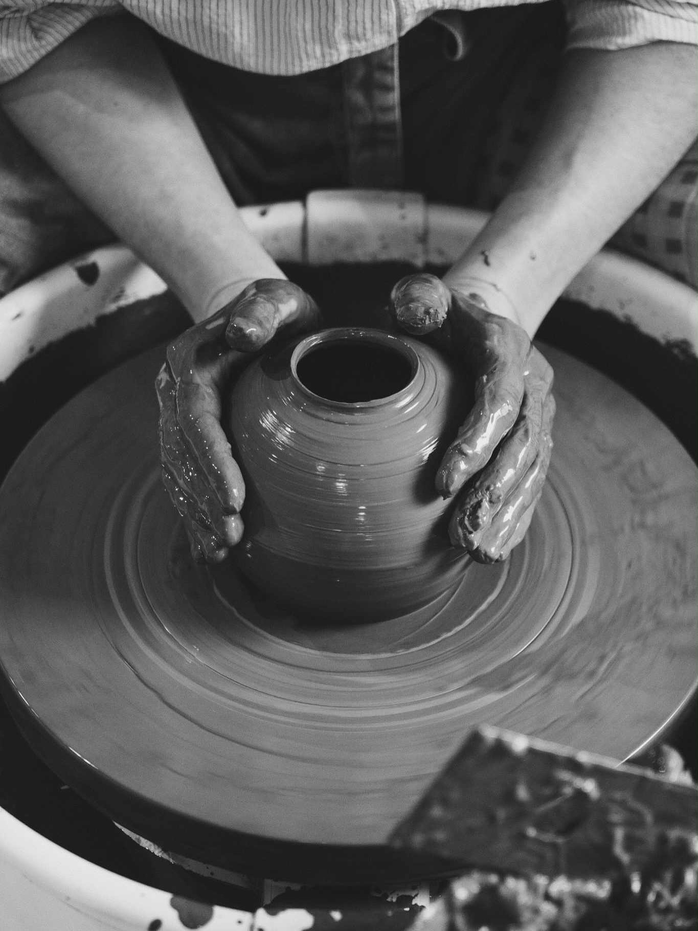 Tournage à travers les yeux de @spriet.production
#poterie #ceramique #handmadepottery #artisanatfrancais #creativeprocess