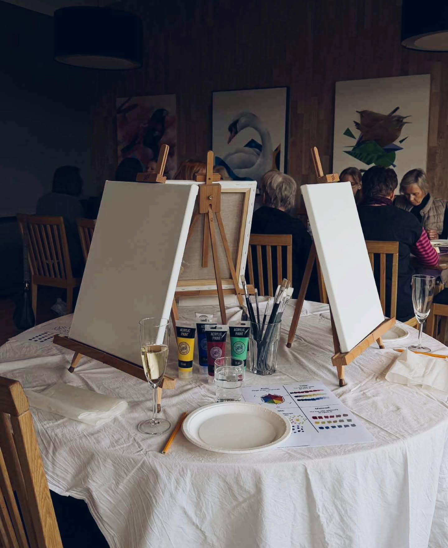 I lördags intogs våra lokaler av @esmeralda.konstklubb för evenemanget Måla & Skåla 🎨🥂 Sopplunch, bubbel och en målarkurs ledd av konstnären och läraren @komstadiusart - Ett kreativt sätt att förgylla november! 🍾🖼
.
.
.
#vassbologiochevent #stfturist #esmeraldakonstklubb #vassbovandrarhem #kurslokaldalarna #målaochskåla #målarkurs #konstklubb