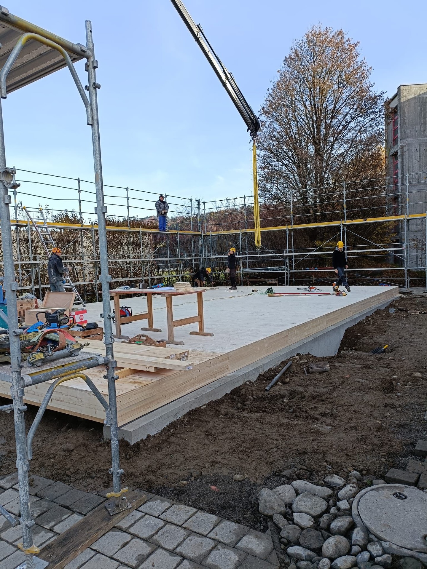 Der Bau von unserem neuen Clubhaus schreitet gut voran 🛠️🏡 Wir freuen uns riesig auf die Fertigstellung im Januar und darauf, unseren Mitgliedern schon bald einen frisch gebauten Treffpunkt bieten zu dürfen 💛🖤