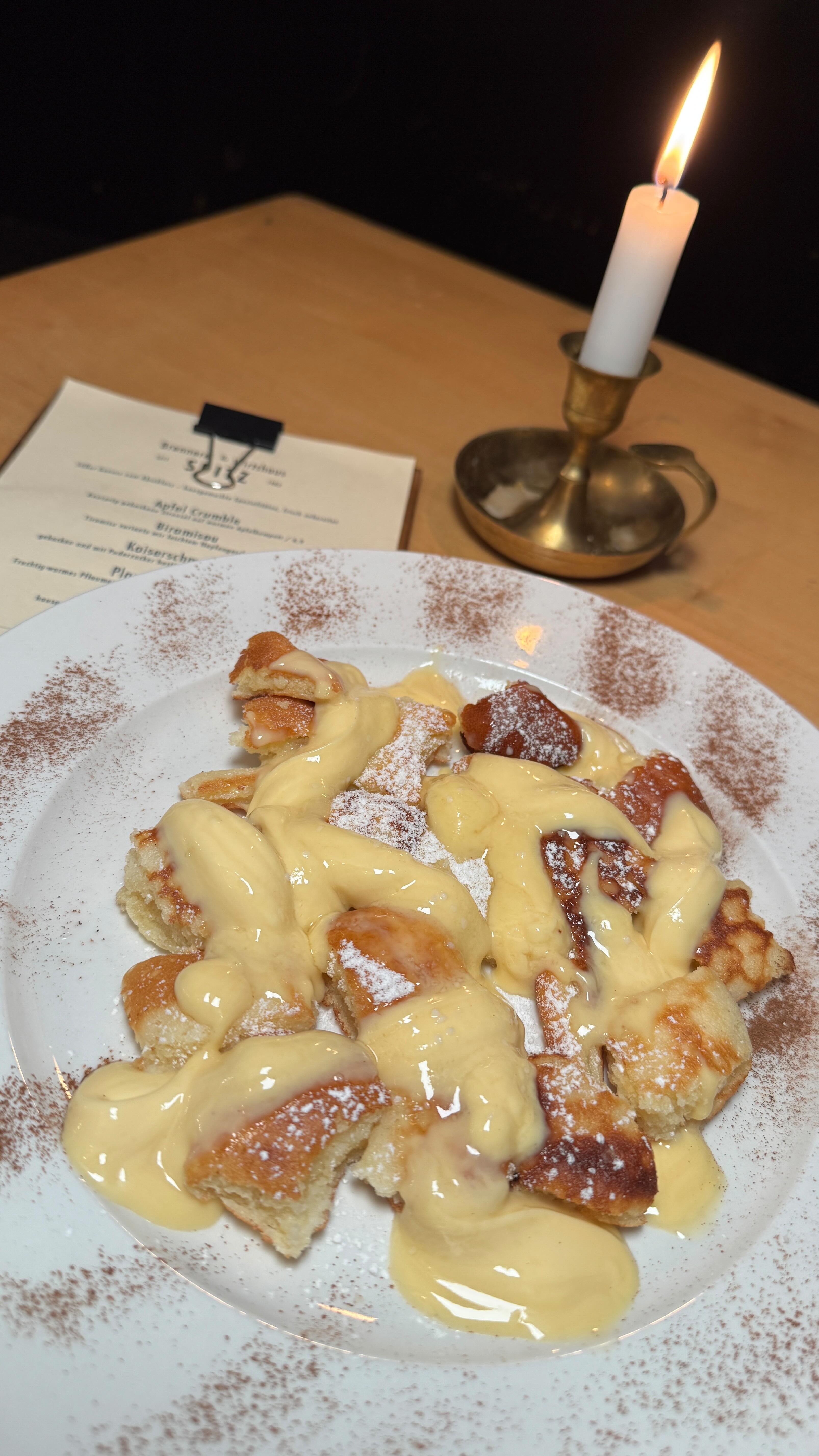 Wenn’s nach purem Wohlfühl-Geschmack riecht…
Dann ist unser Kaiserschmarrn aus der Pfanne!
Frisch gebacken, goldbraun gezupft, mit Puderzucker gekrönt.
Und dazu: unsere warme, cremige Vanillesauce zum Eintauchen…
Ein süßer Grund mehr, im Wirtshaus Spitz vorbeizuschauen 😋
#colognefood #cologne #cgn #365köln #kölnbloggt #esseninköln #kölnisst #eatrealfood #veedelliebe #lifeisgood #colognelove #bestplacecologne #colognerestaurants #meatlover #koelngehtessen #brauhaus #bier #beer #brauhausköln #wirtshaus #kölngehtessen #gaffel #gaffelkölsch #kolsch #nachtisch #nachtischgehtimmer