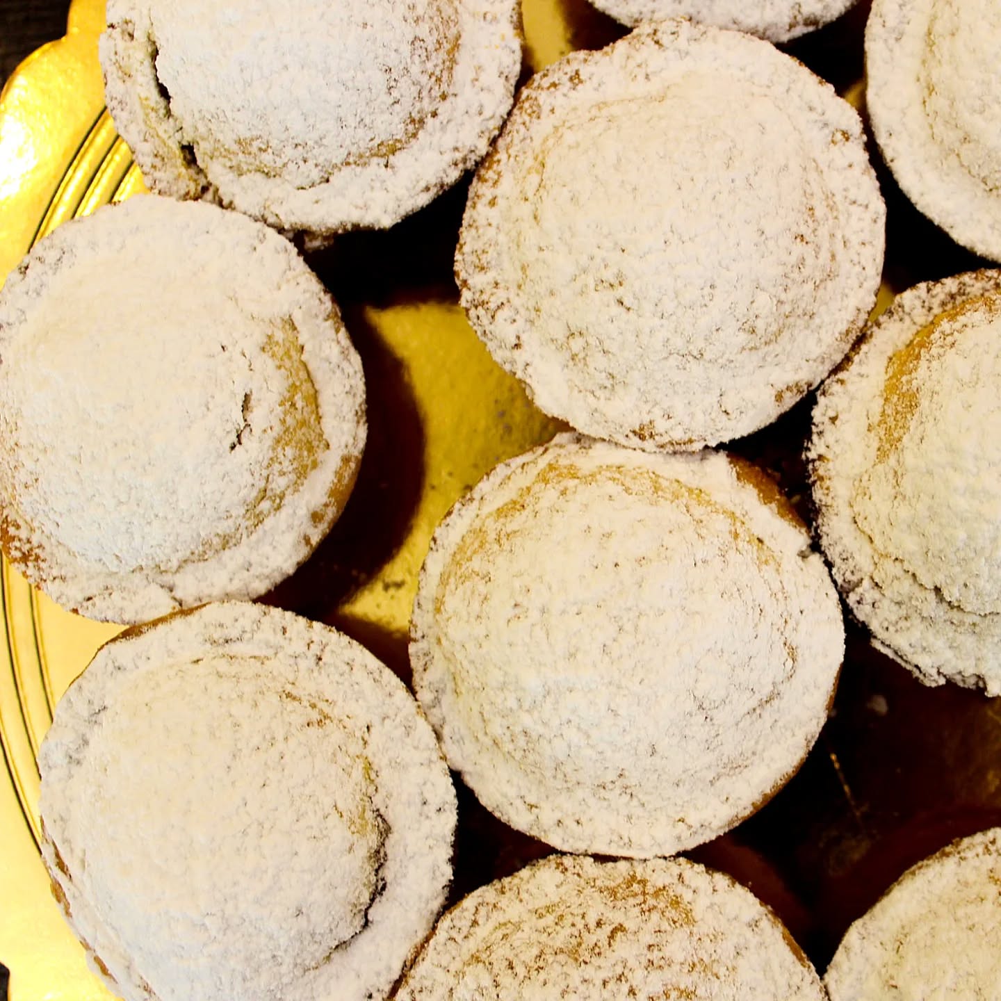 Sappiamo che li sognate!
I vostri amati Tortini Mela e Cannella, e questa settimana li affianca il gusto più goloso di tutti: Banana e Cioccolato! 🍌🍫
Ci vediamo domani mattina a colazione,
sogni d'oro.
#degustibus #degustibuscafe
#melecannella #cinnamon #colazione #marianocomense